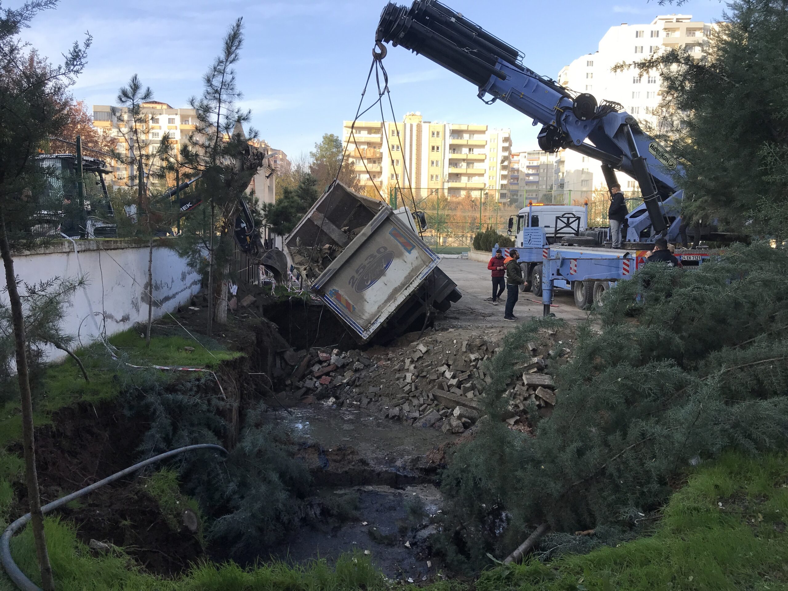 Batman’da oluşan obruğa hafriyat kamyonu düştü