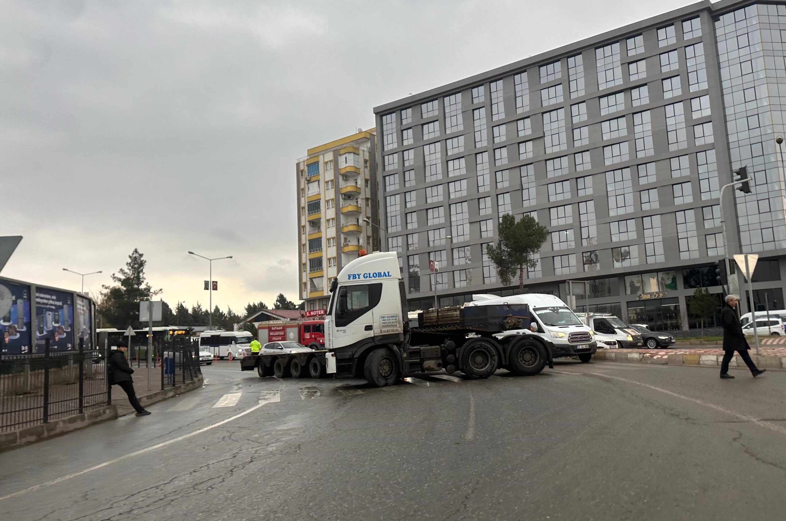 Dorsesi kopan tır yolu trafiği kapattı