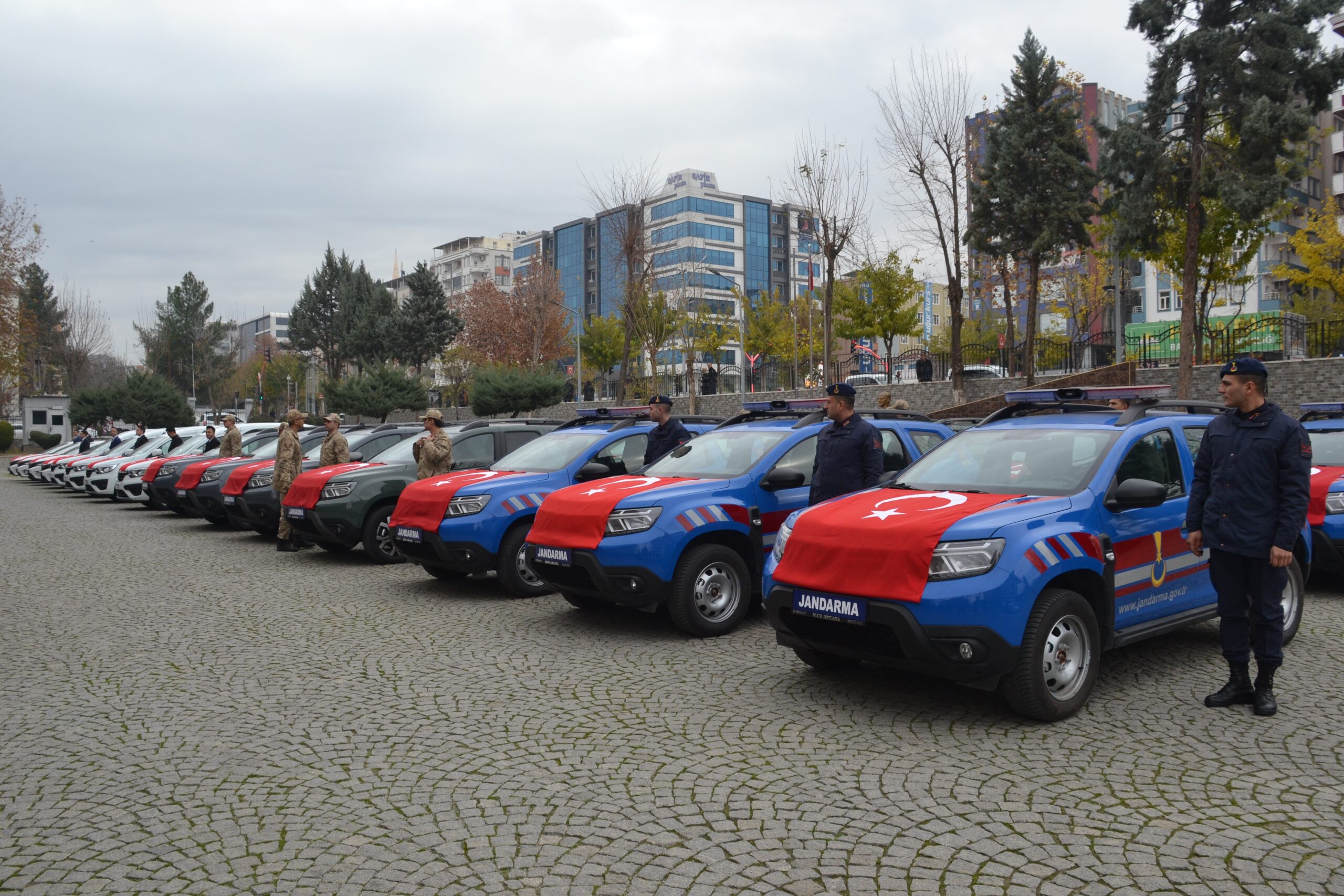 Emniyet ve Jandarma’ya 27 yeni araç tahsis edildi