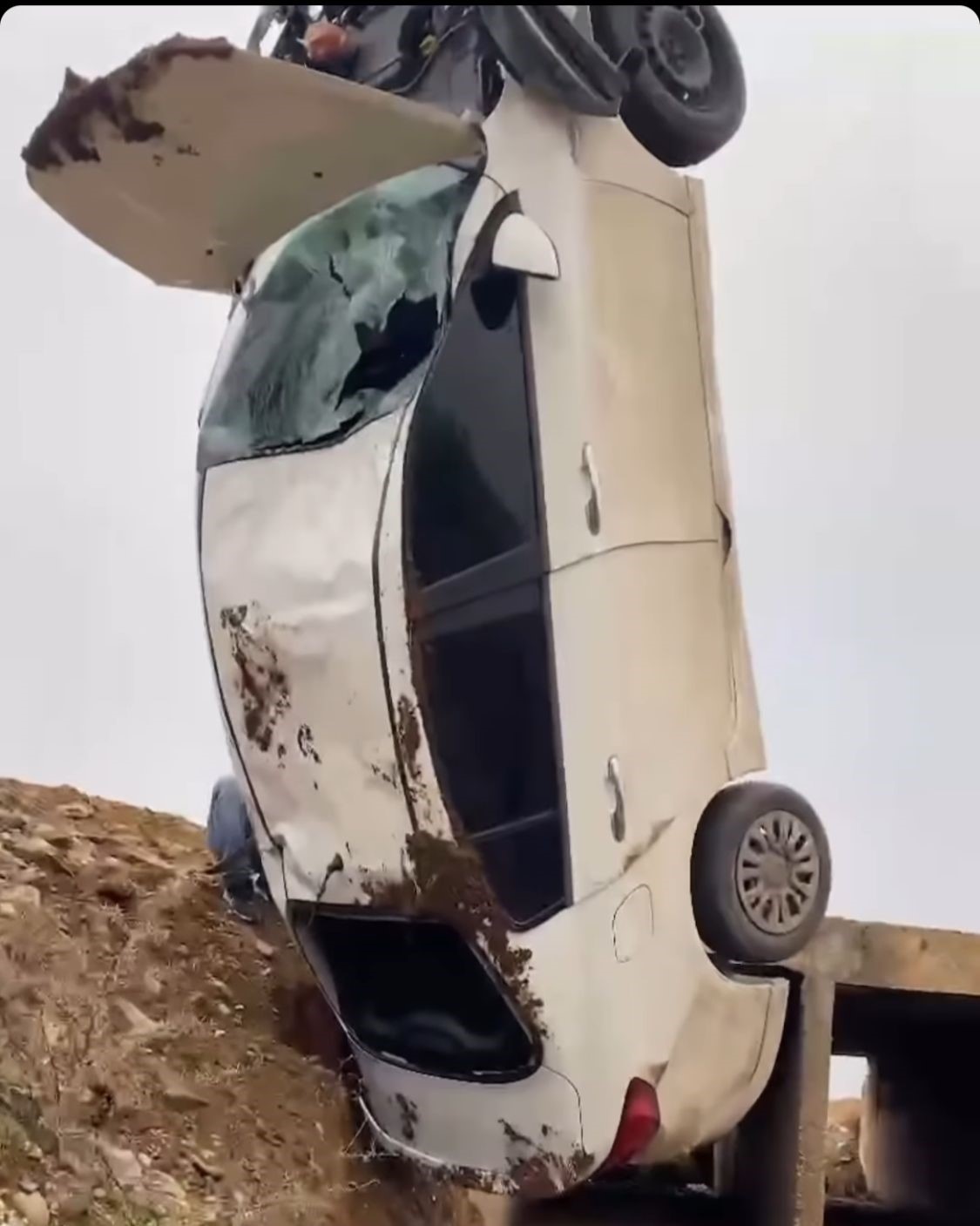 Batman’da otomobil sulama kanalına düştü