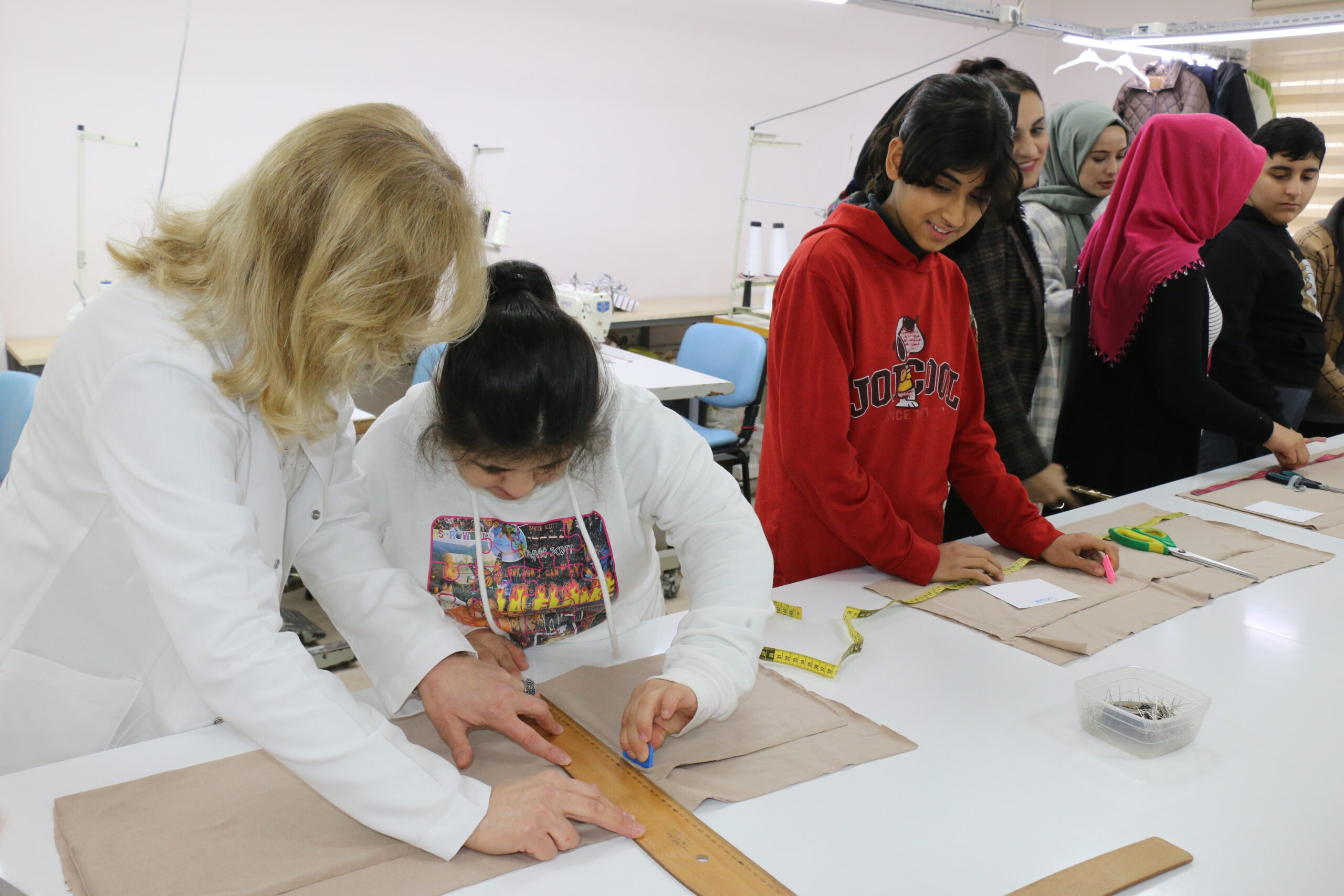 Özel gereksinimli çocuklar giysi dikti