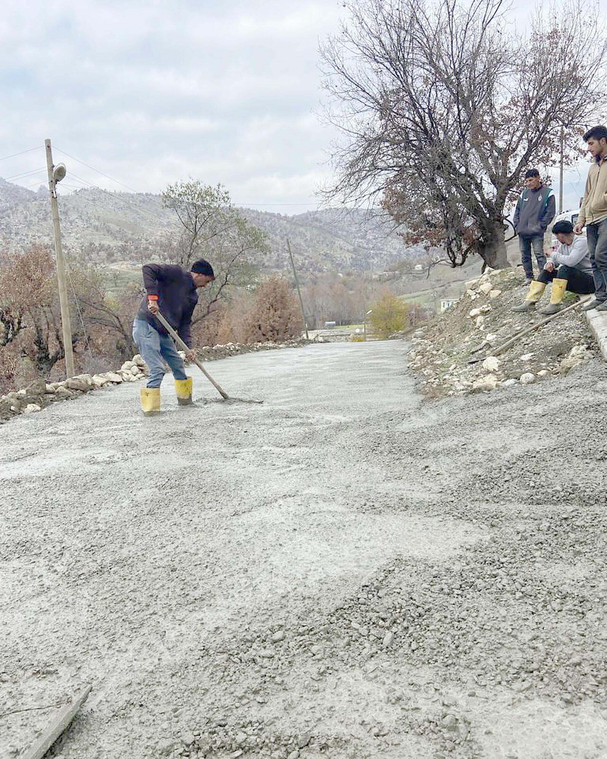 Köy yollarında betonlama çalışmaları