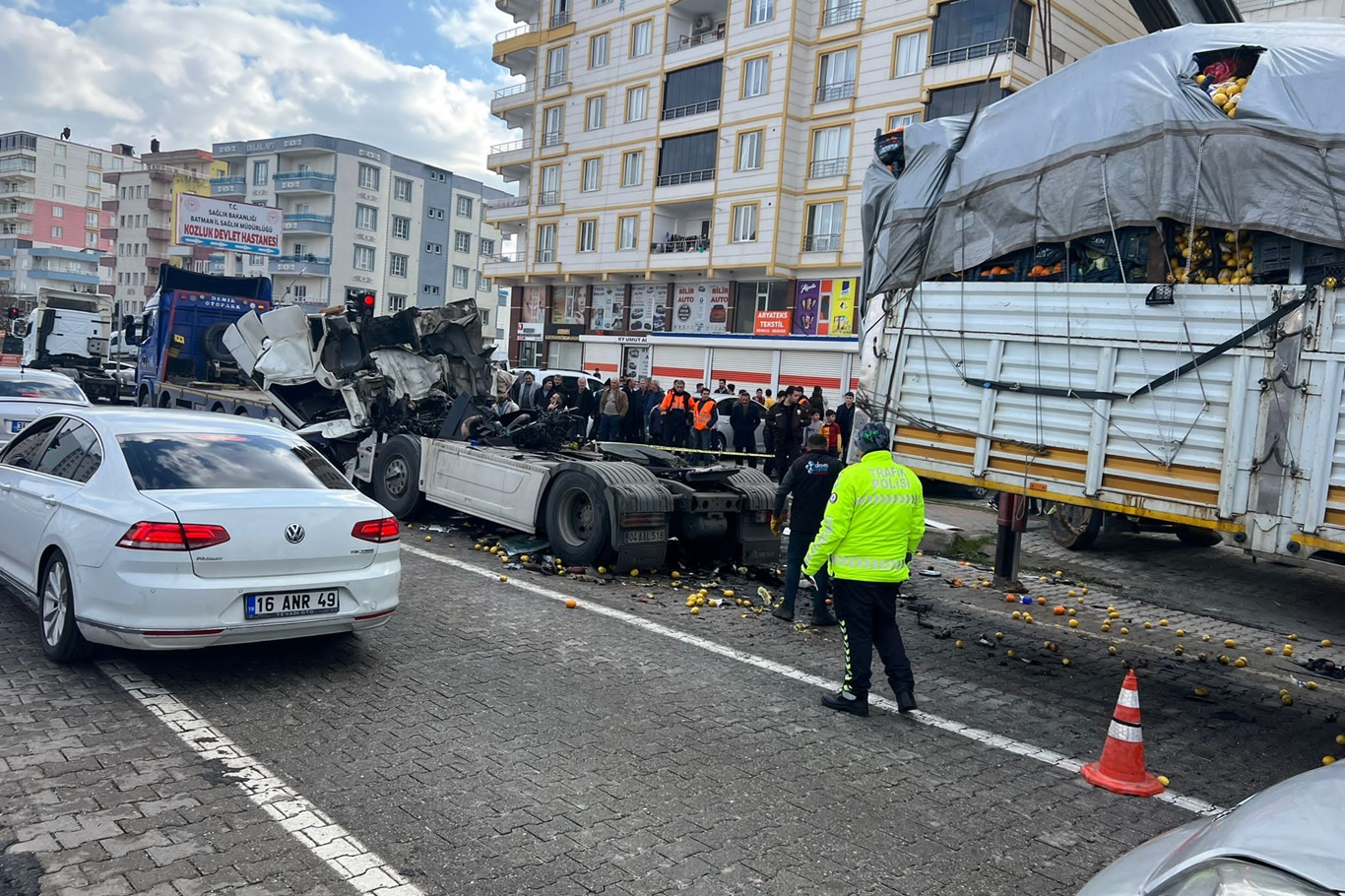 Batman’da iki tır çarpıştı: 1’i ağır 2 yaralı