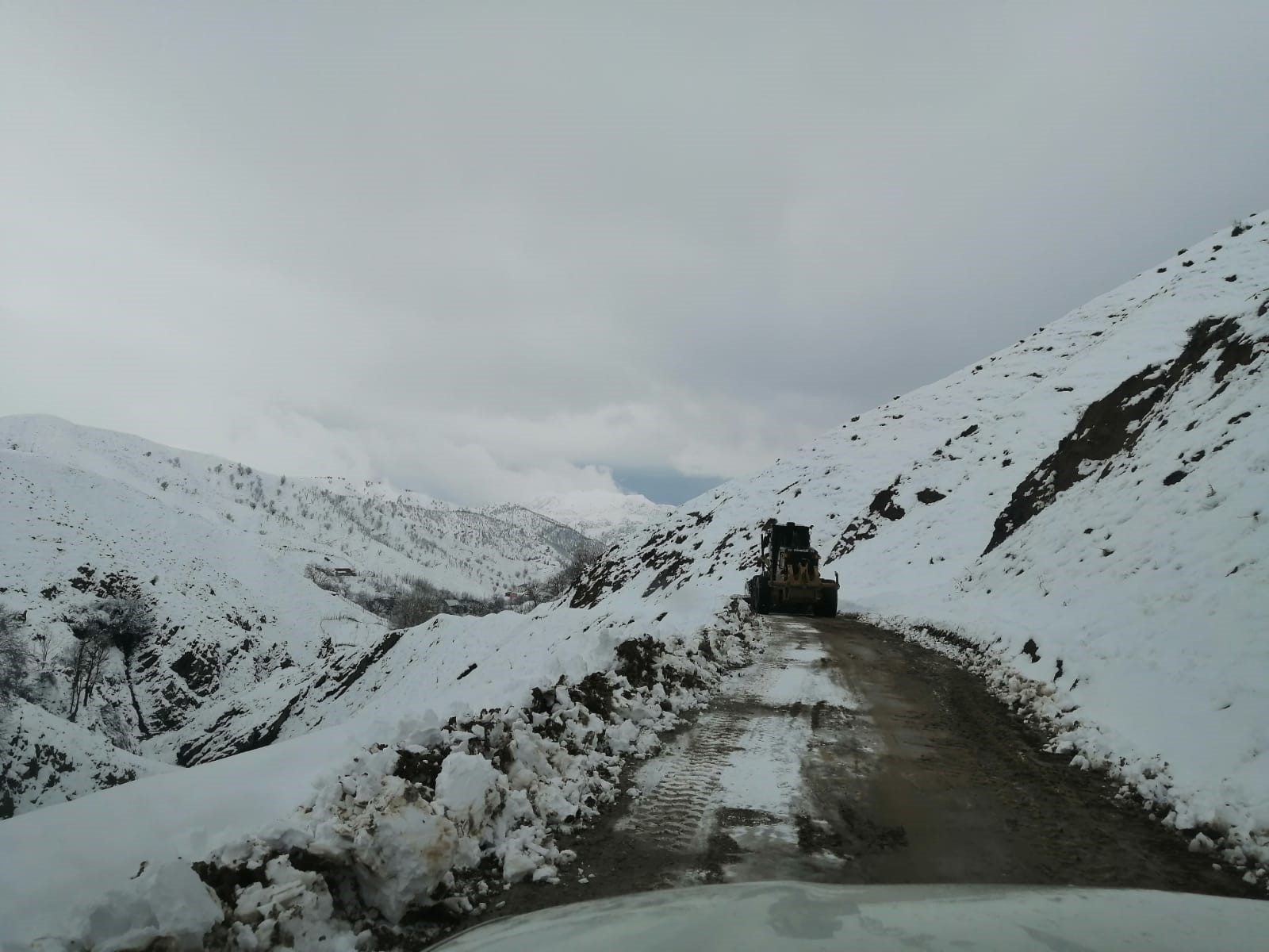Sason’da ulaşıma kapanan köy yolları açılıyor