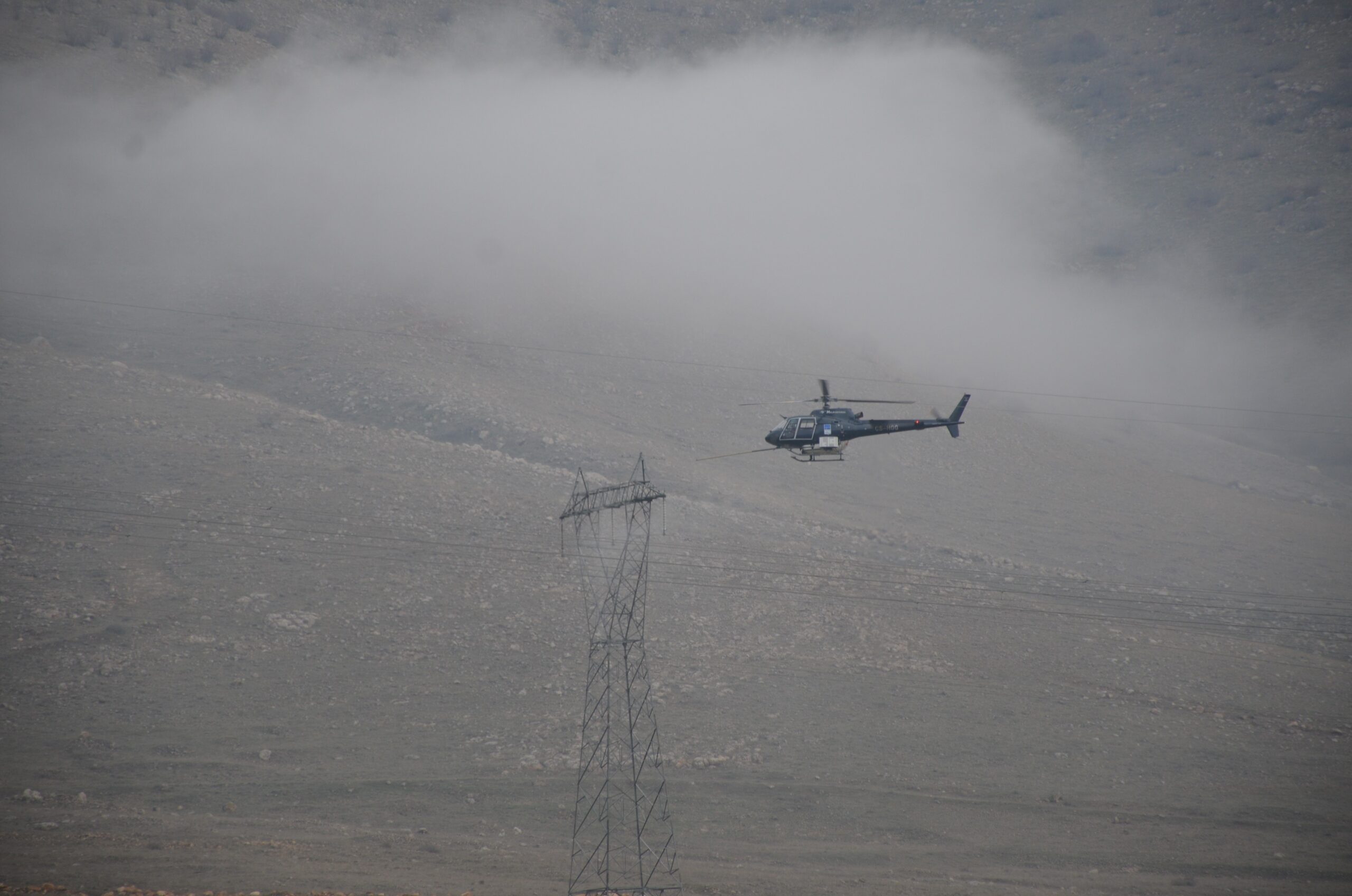 Pas tutmuş elektrik tellerine helikopterle bakım yapılıyor