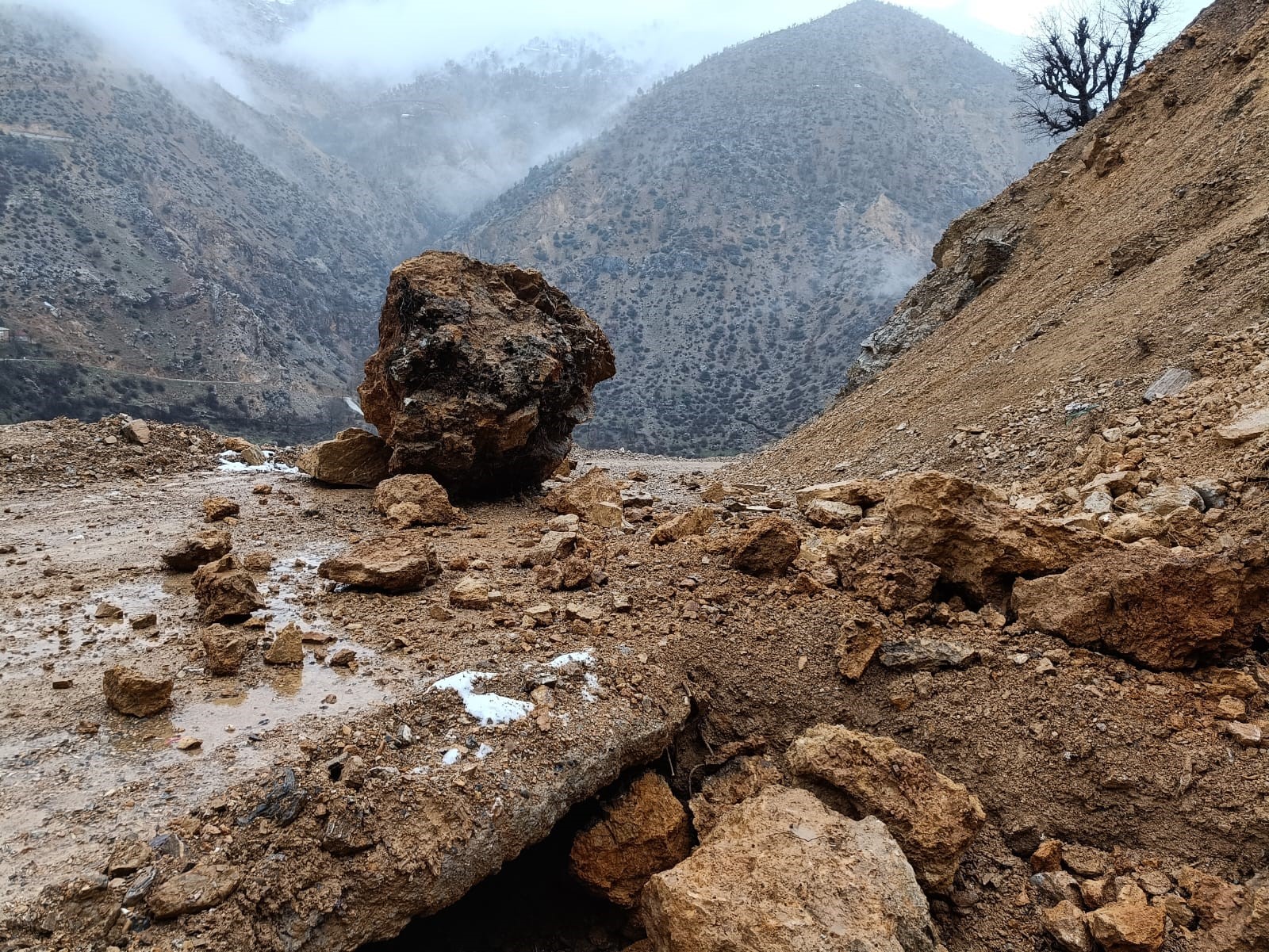 Sason’da düşen kayalar yolu kapattı