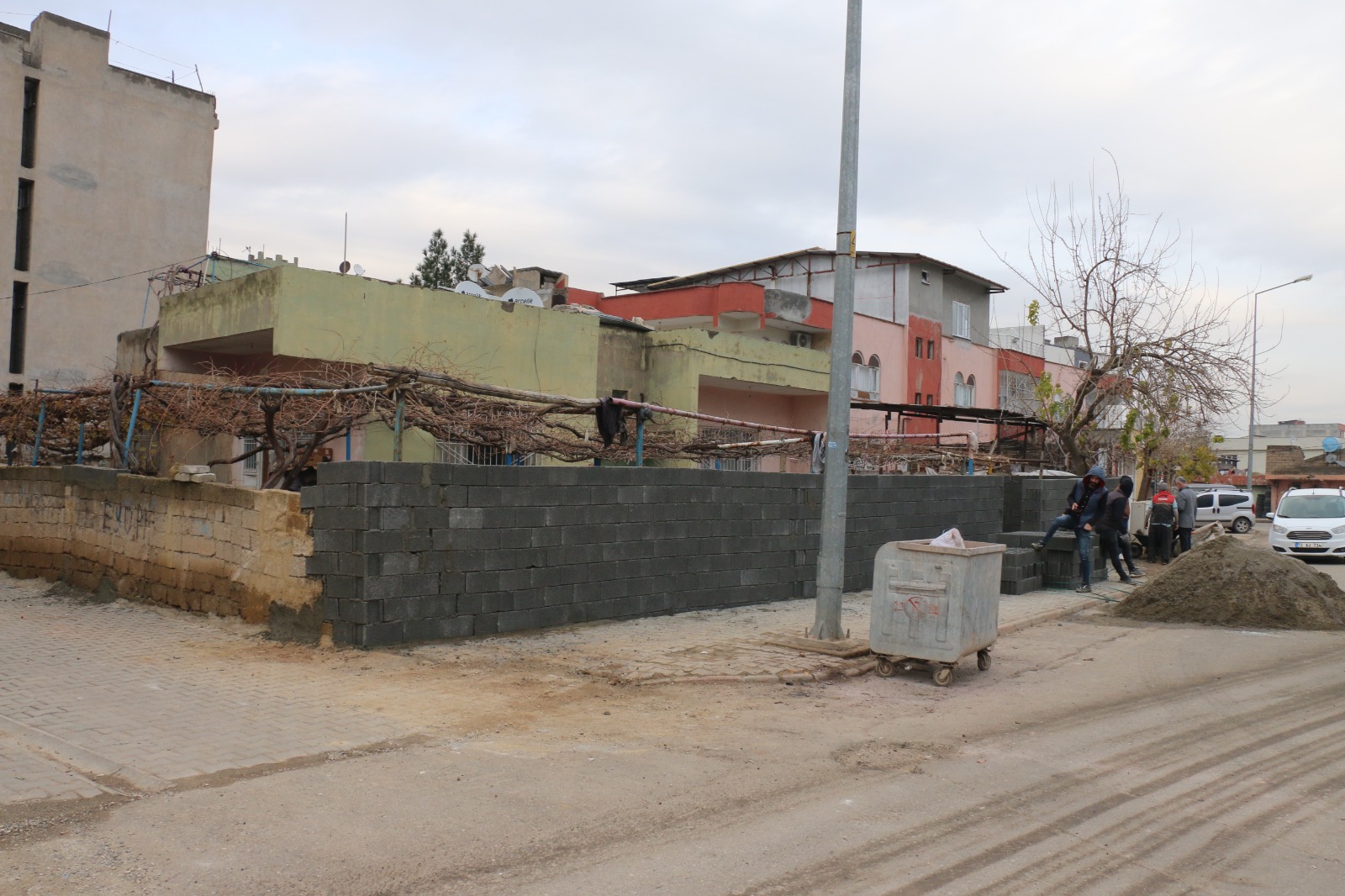 Selde zarar gören ev duvarları yenileniyor