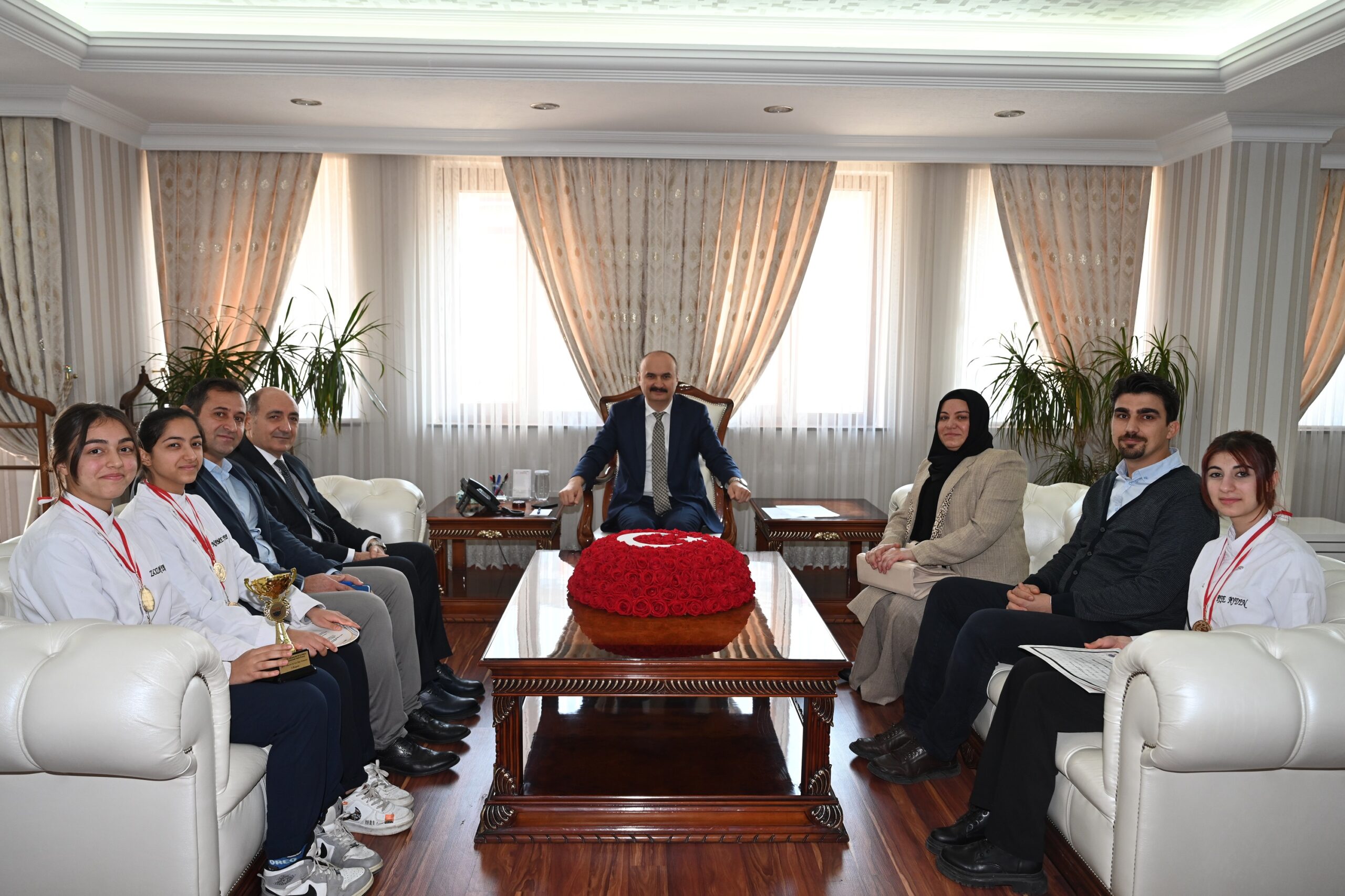 Vali Canalp, dereceye giren öğrencileri ödüllendirdi