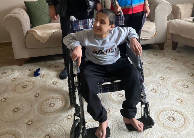 Engelli vatandaşlara tekerlekli sandalye