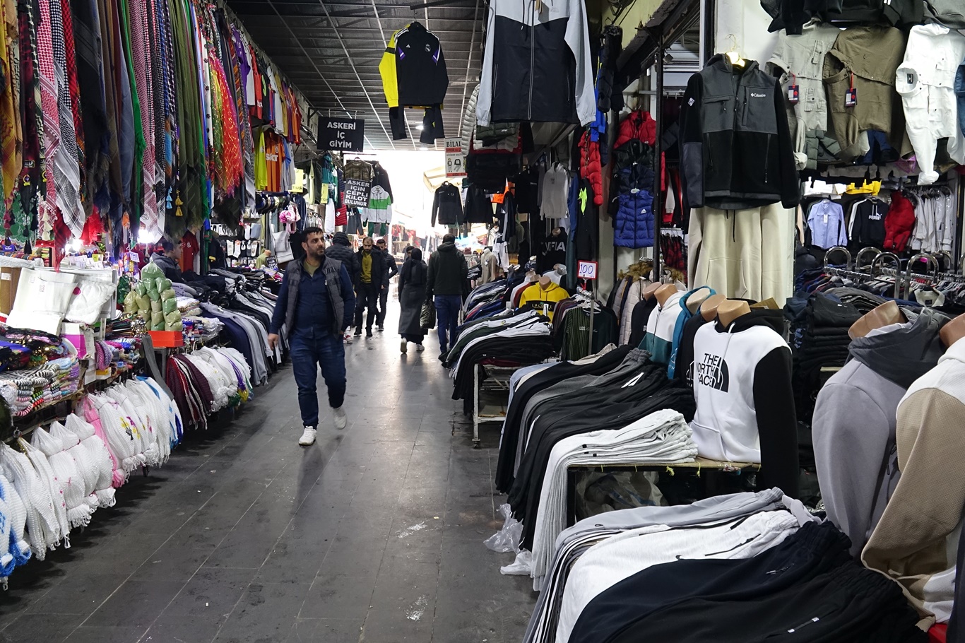 Giyimci esnafının ürünleri ellerinde kaldı