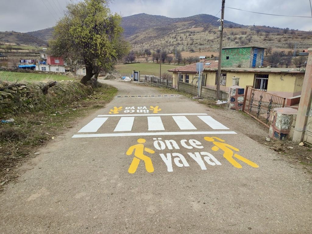 35 köyde trafik işaretleri yapıldı