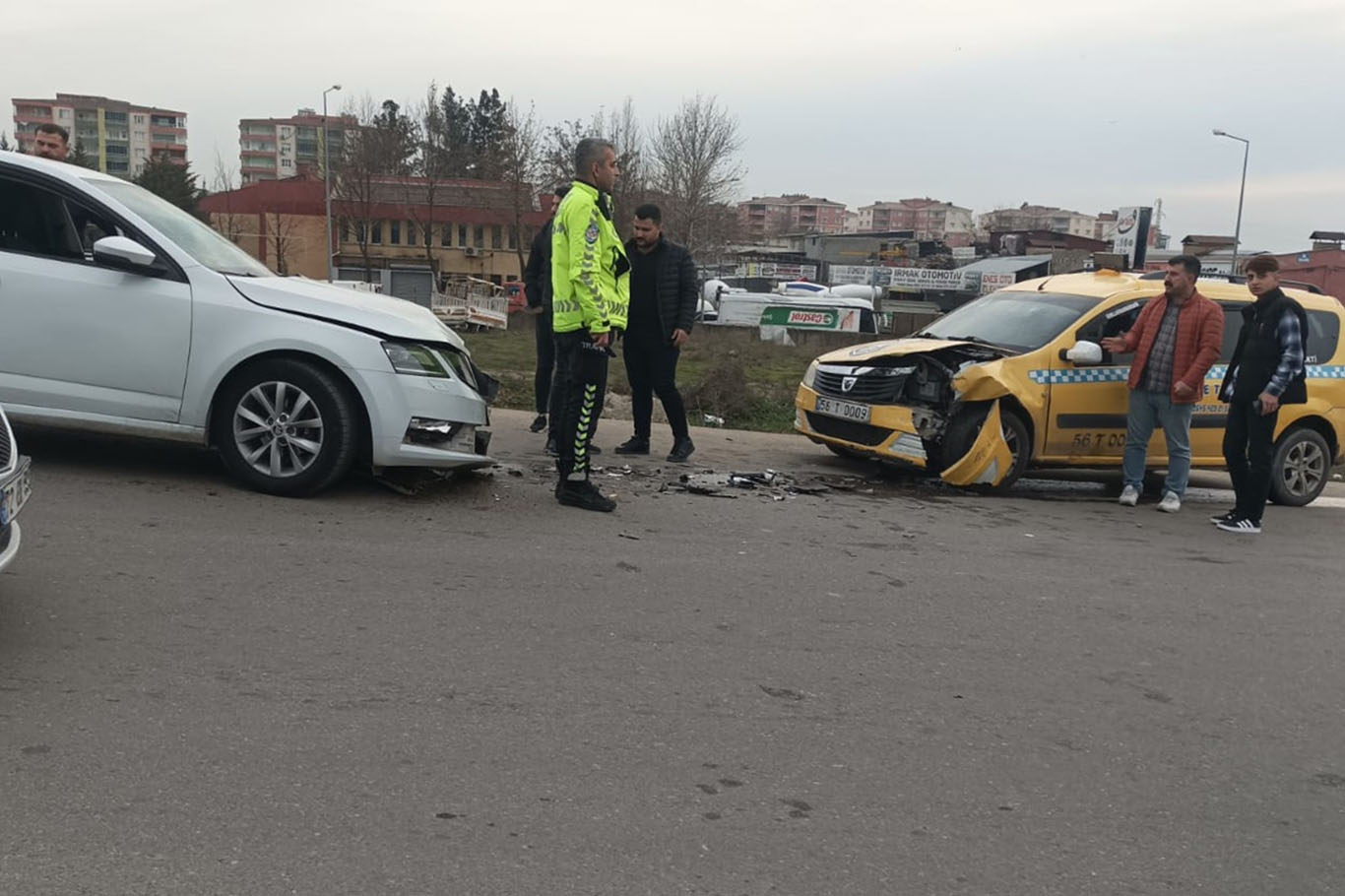 Batman’da iki otomobil kafa kafaya çarpıştı