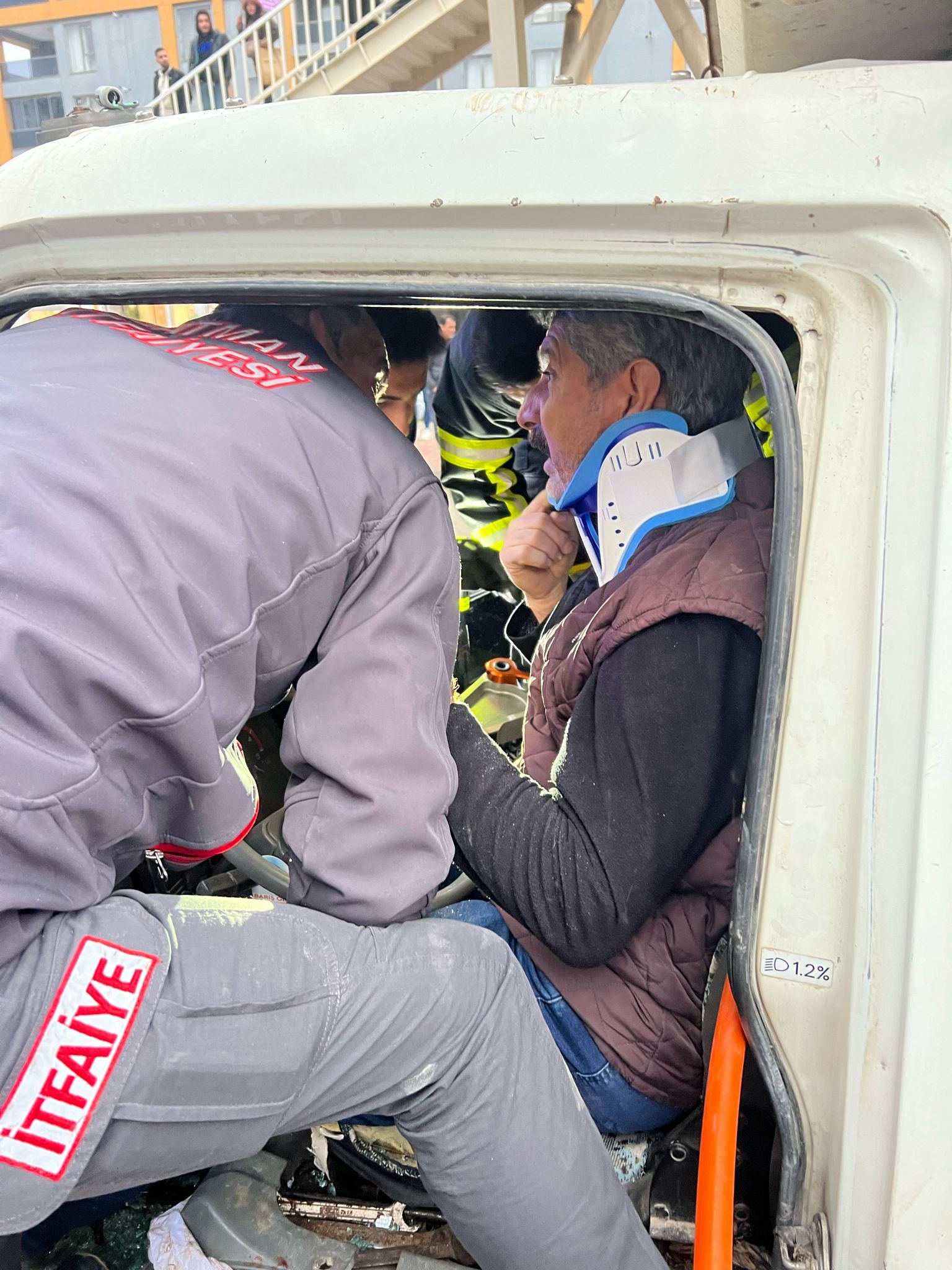 Batman’da freni patlayan kamyon öndeki kamyona çarptı