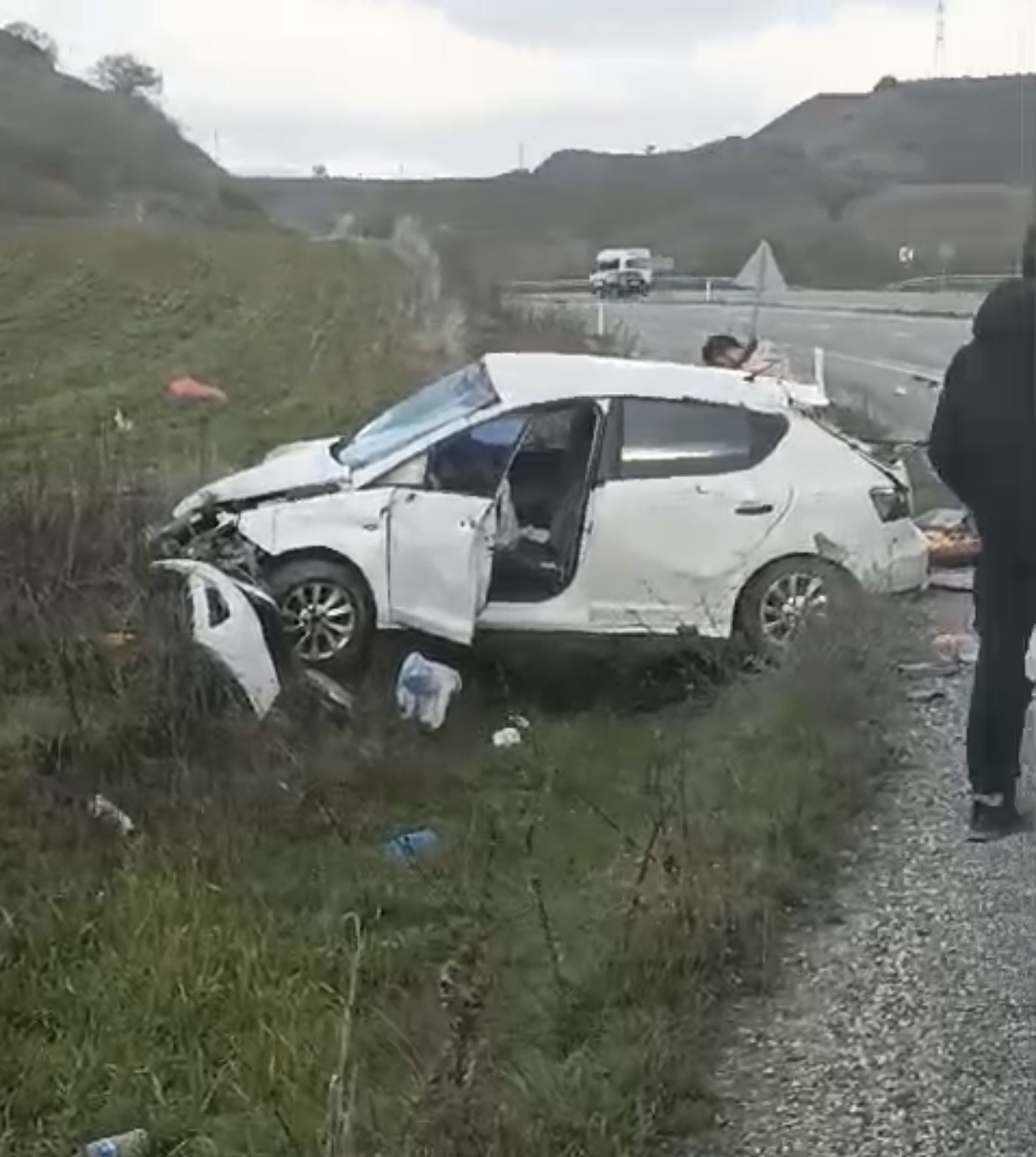 Batman’da otomobil şarampole yuvarlandı