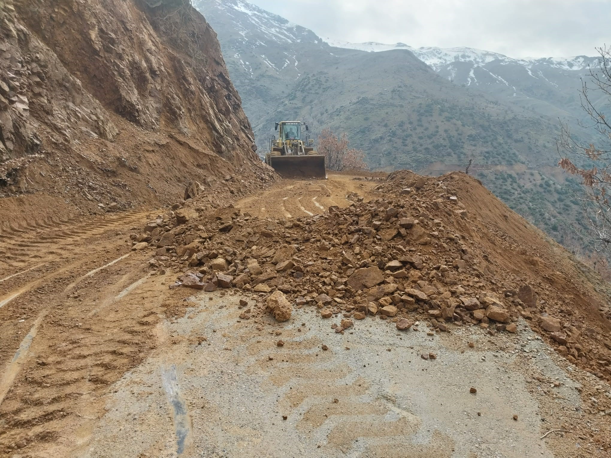 Sason’da köy yolları genişletme çalışmaları başlatıldı