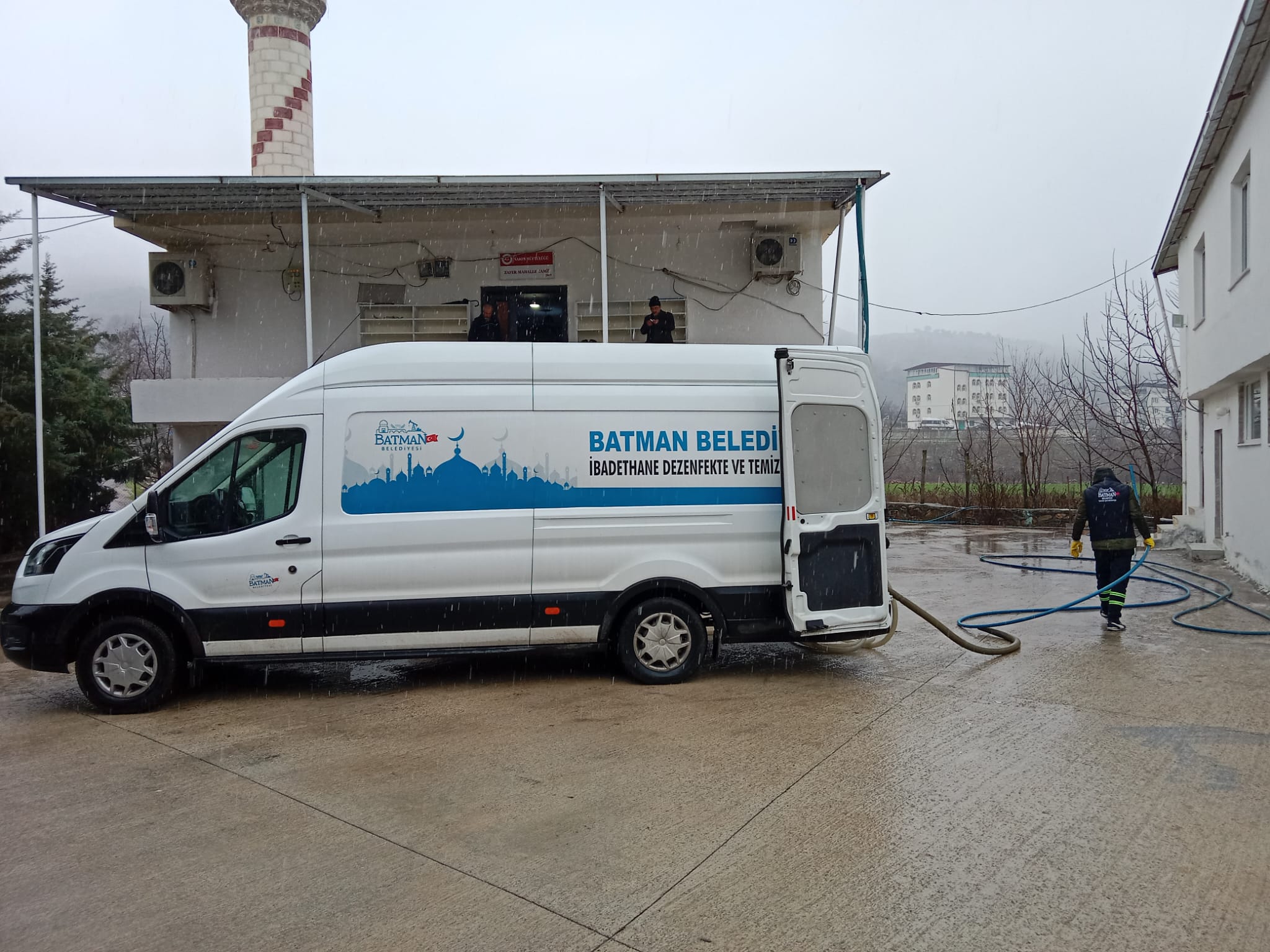 Sason’da camiler gül kokulu deterjanla temizlendi