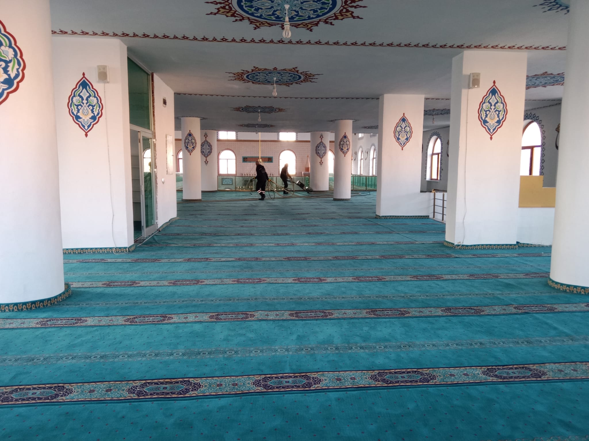 Kozluk’ta camiler gül suyuyla temizlendi