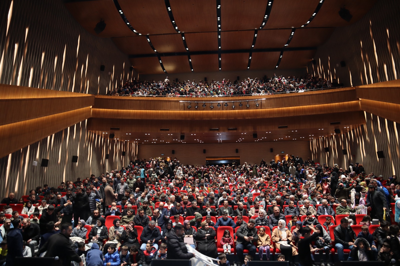 ‘Gün Doğmadan’ Tiyatrosuna büyük ilgi