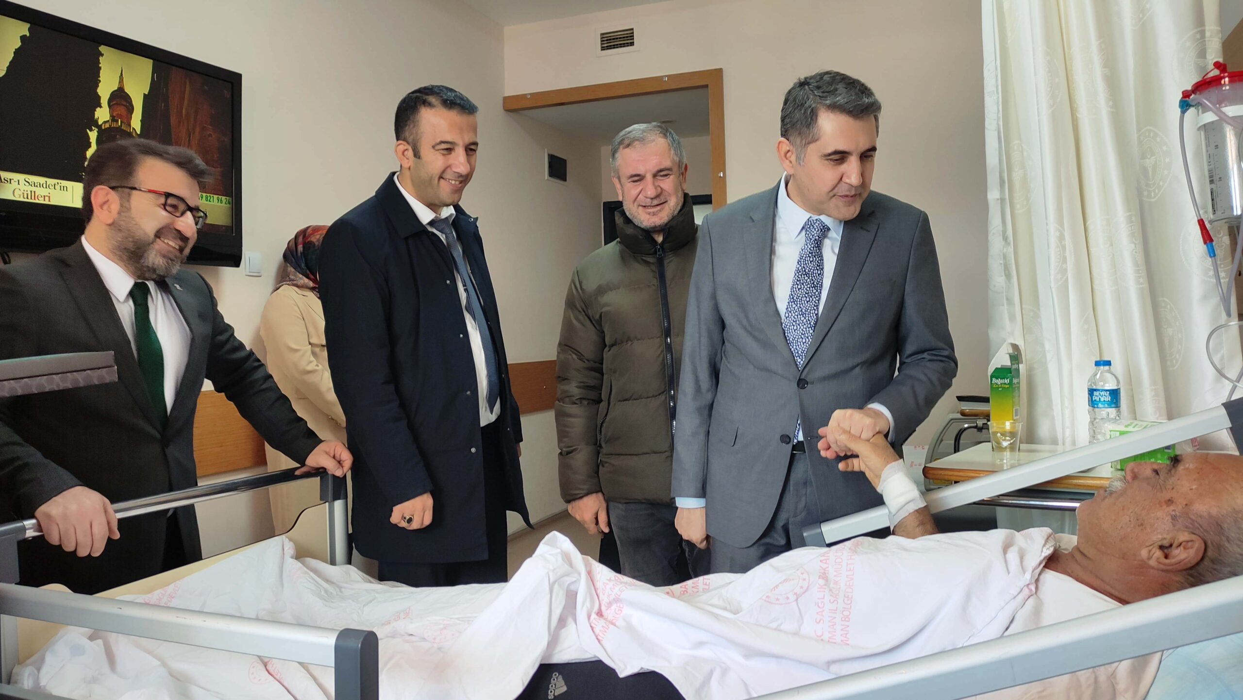 Ceylan ve Gür’den hastalara moral ziyareti