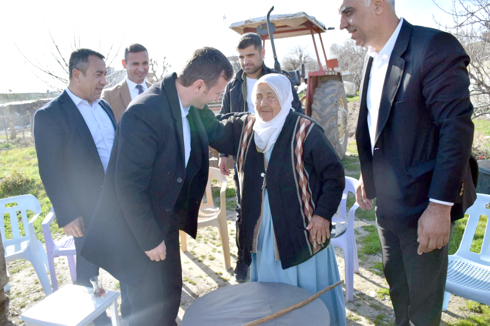 Asırlık ninenin doğum gününü kutladı