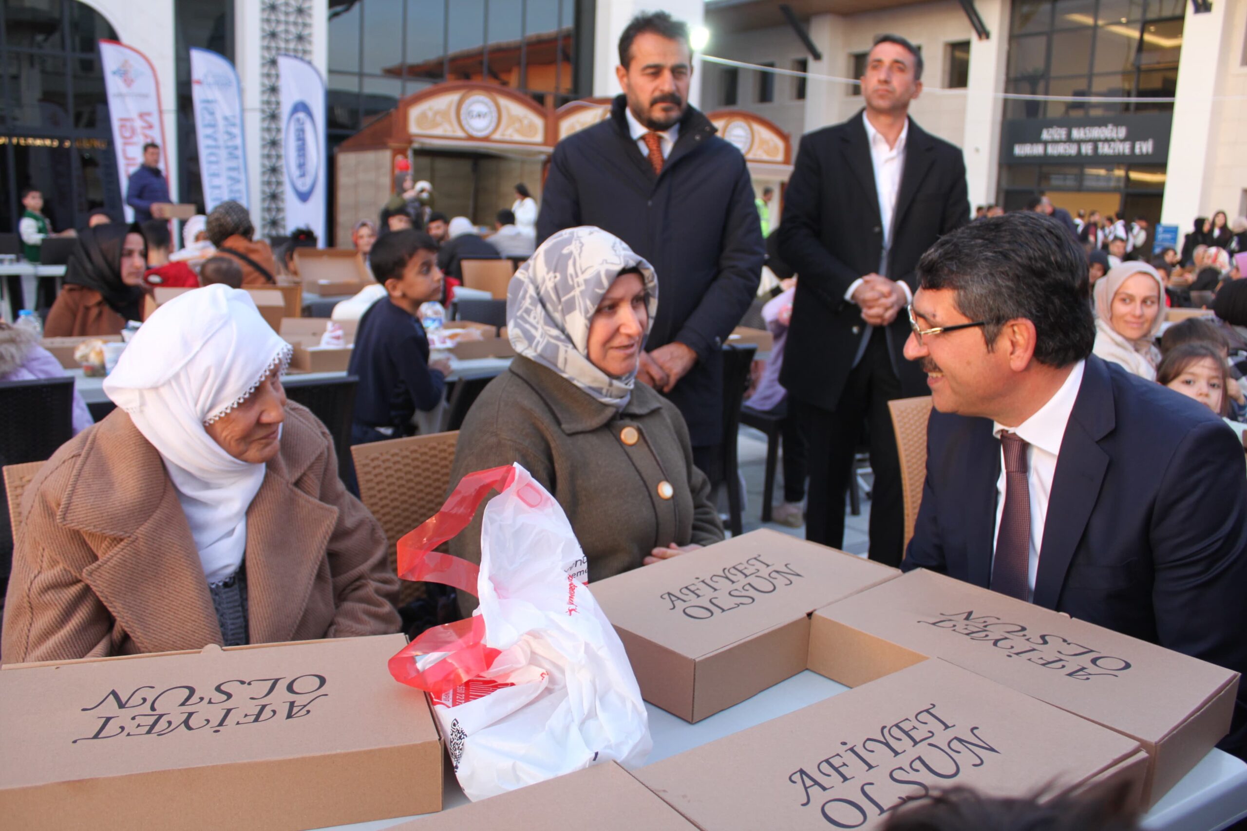 Nasıroğlu, iftarını vatandaşlarla açtı
