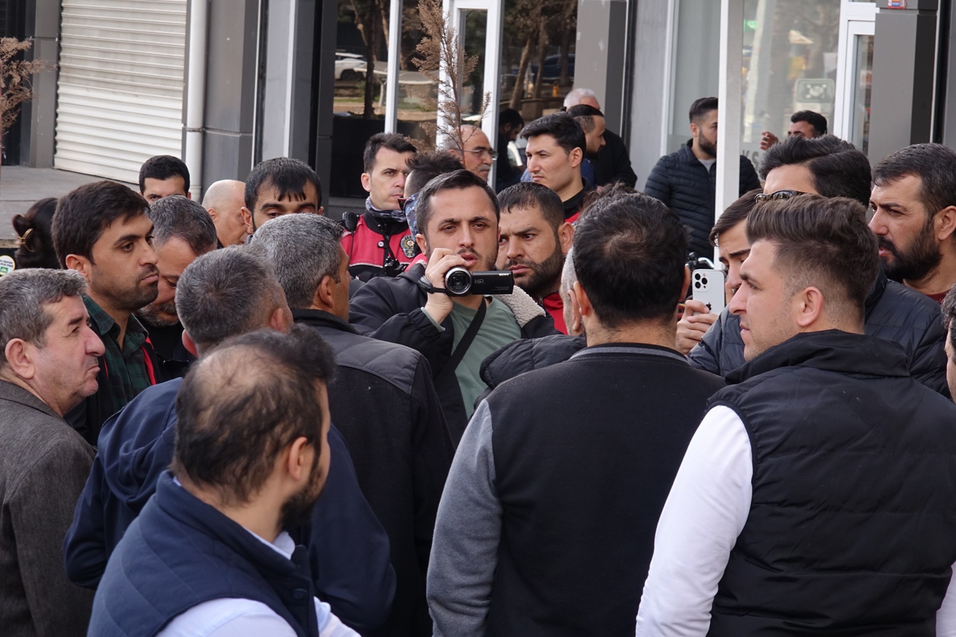 Doğalgazları kesilen vatandaşlar şirkete yürüdüler