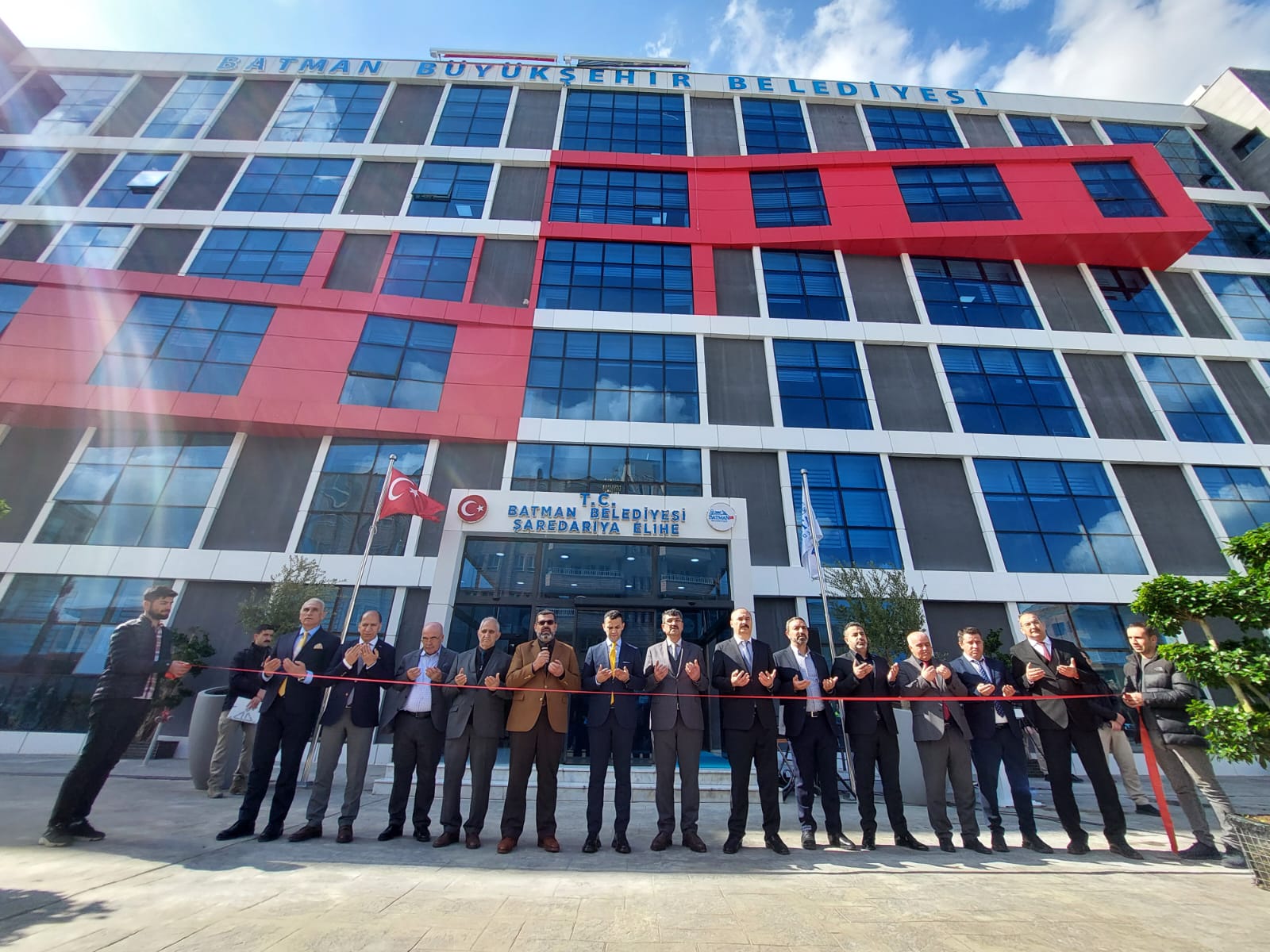 Büyükşehir tabelalı hizmet binası açıldı