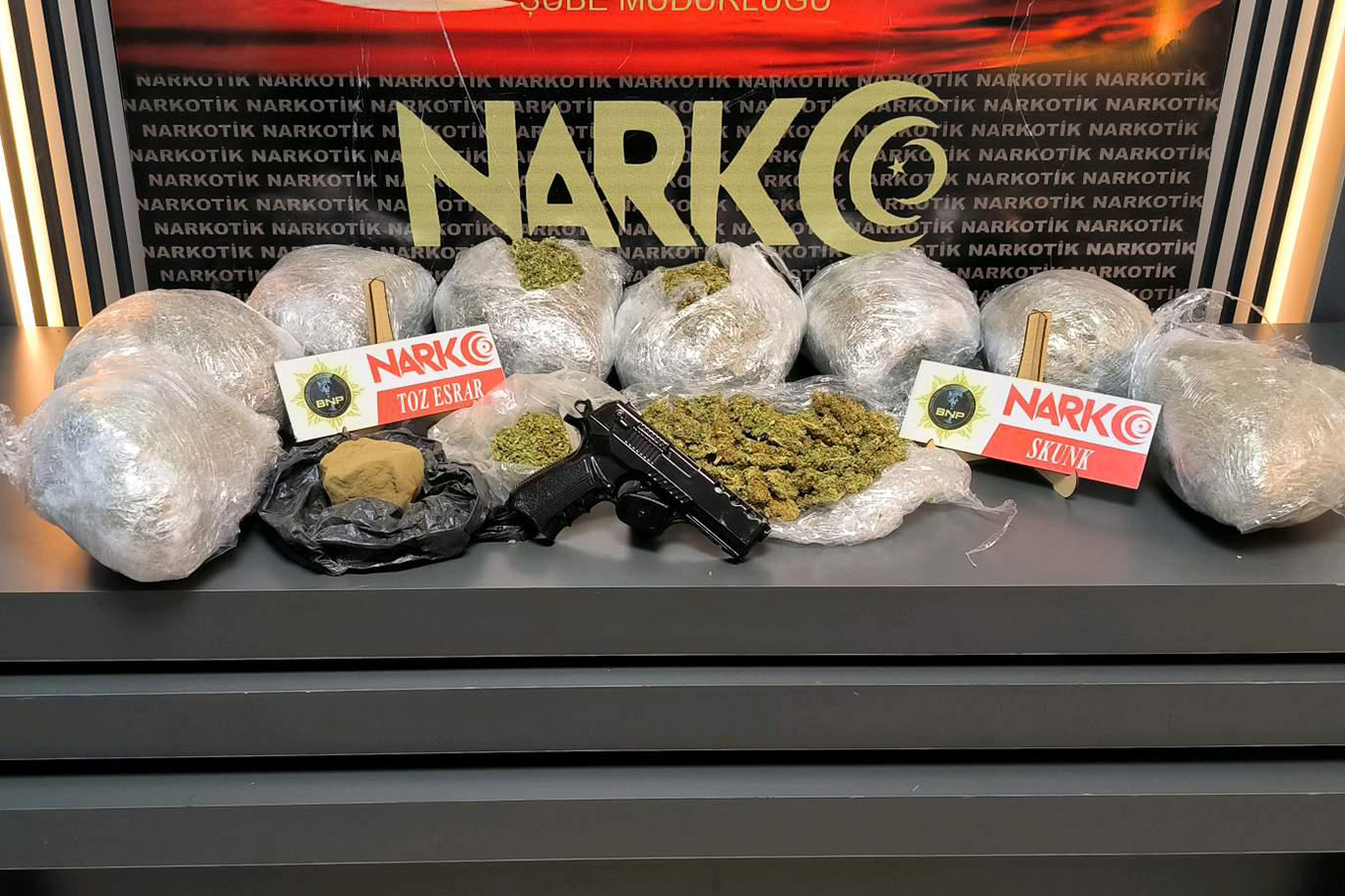 Polisten kaçarken araçtan atılan kutudan uyuşturucu çıktı