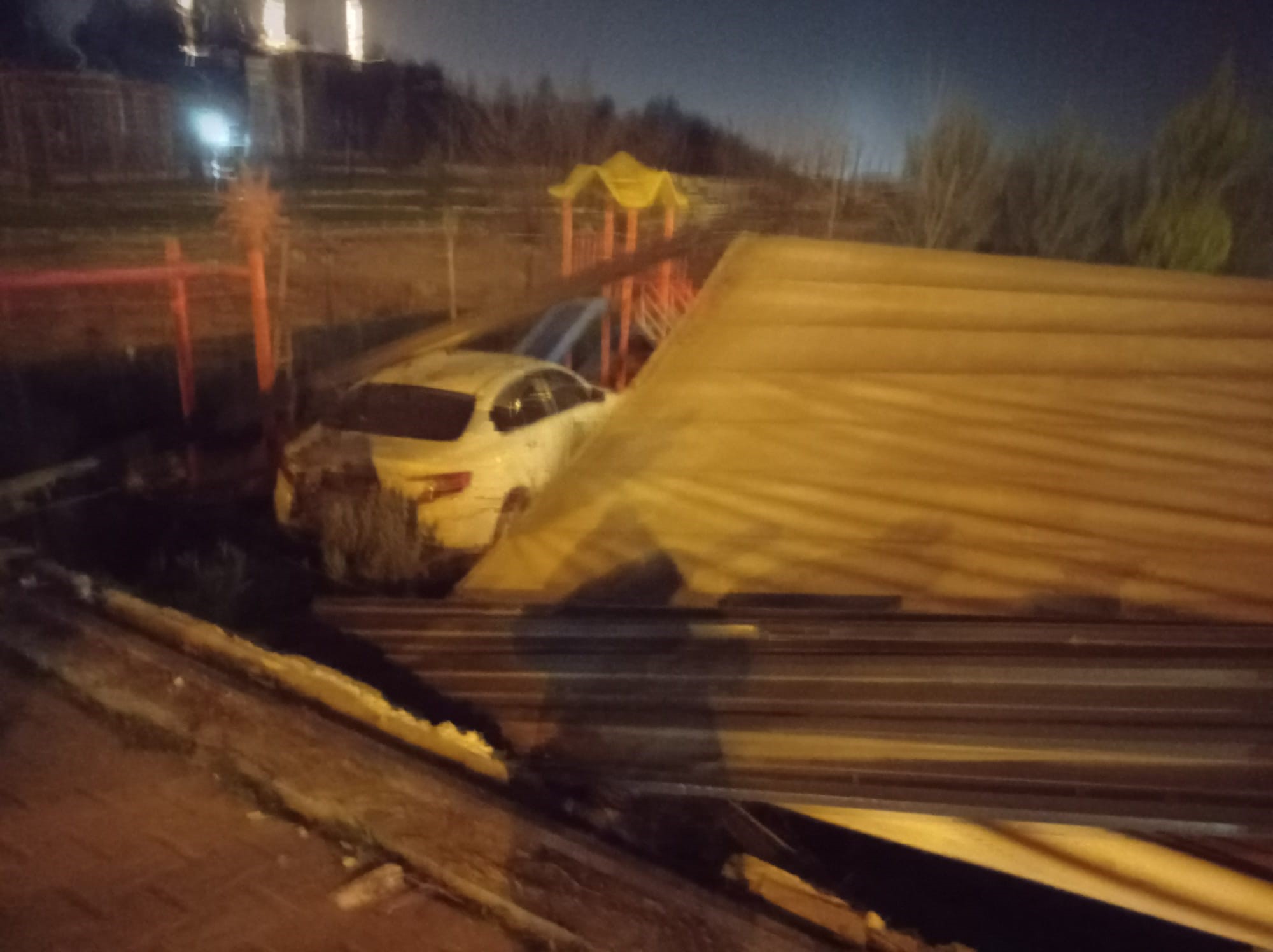 Otomobil çocuk parkına uçtu