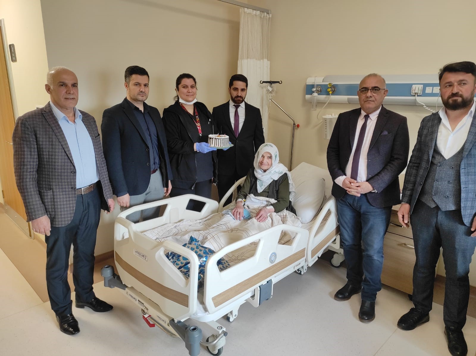 111 yaşındaki Cemile Nineye Kadınlar Günü sürprizi