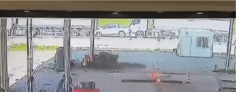 İki tırın arasında kalarak ezilmekten sonra anda kurtuldu