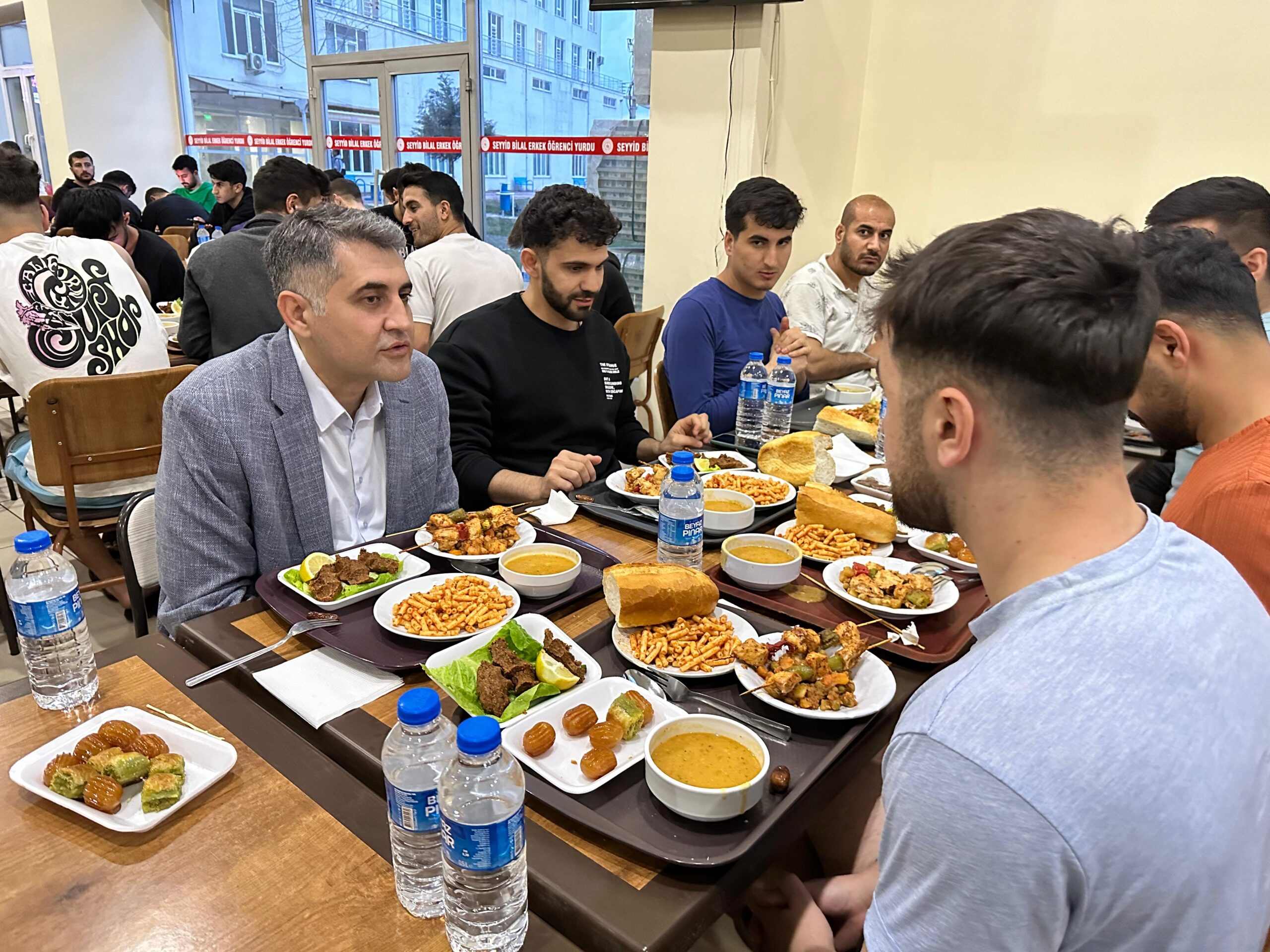 Aday Ceylan, öğrencilerle iftar açtı