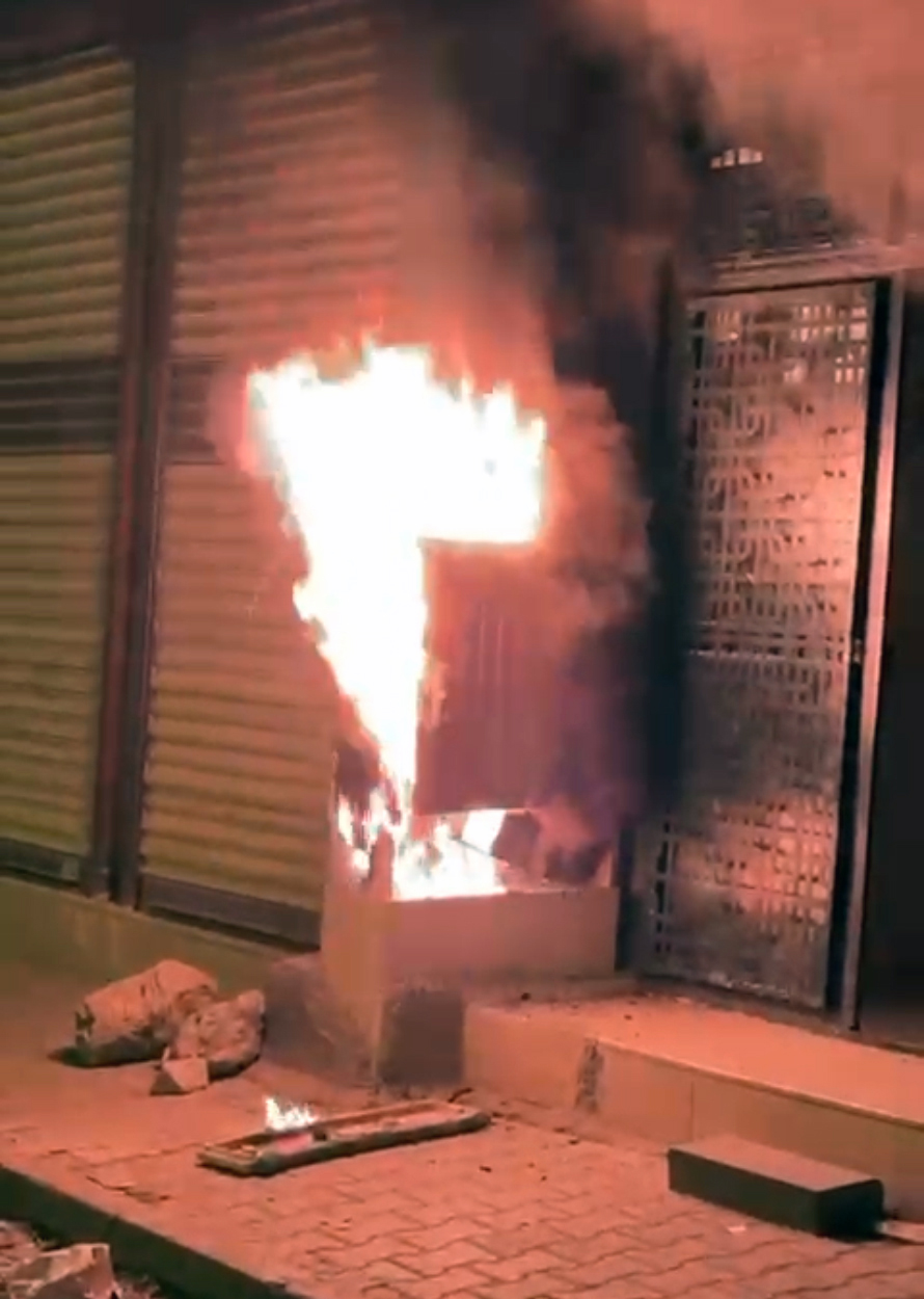 Kaçak elektrik hattı yangına neden oldu