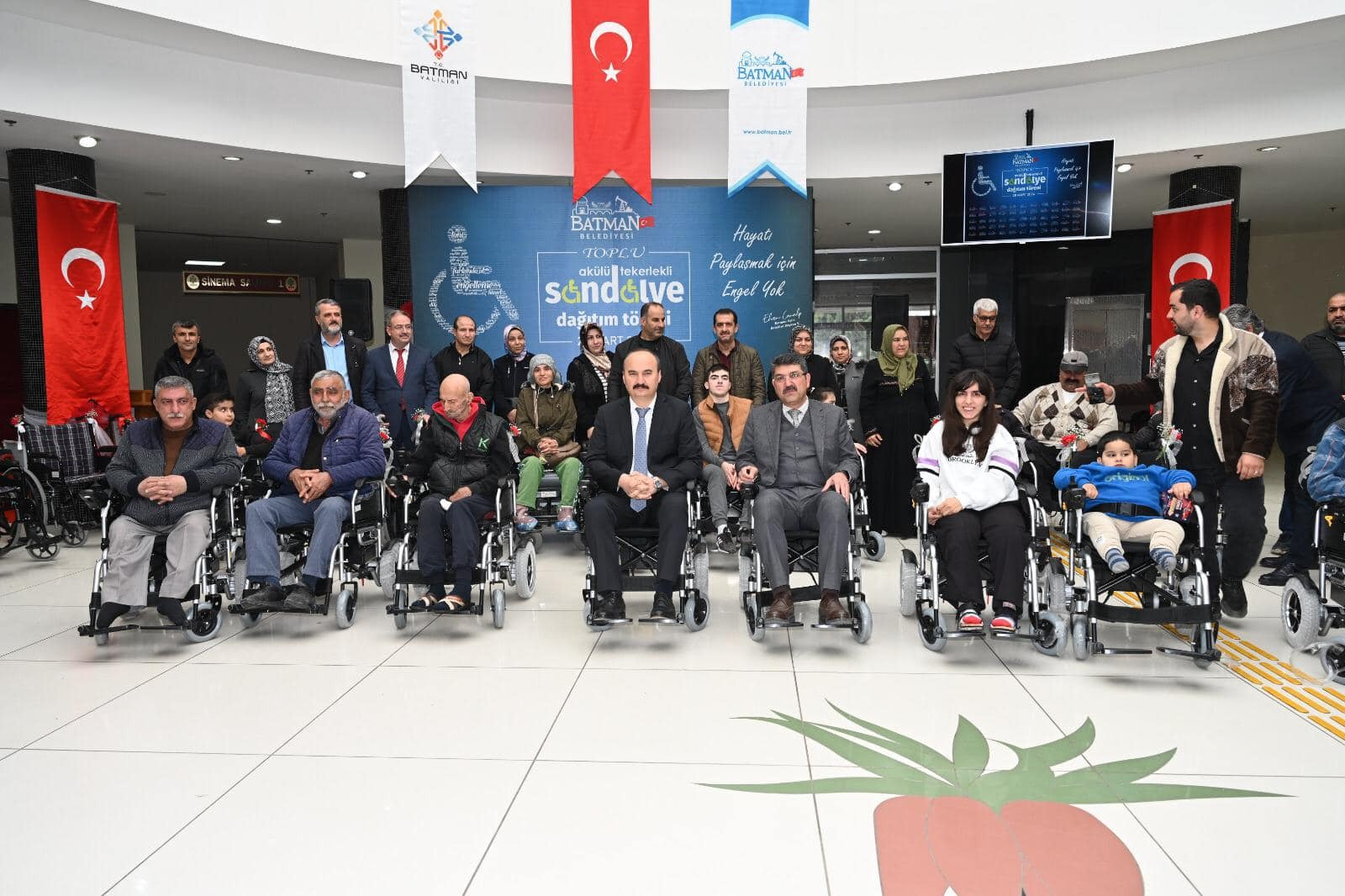 33 Engelliye akülü tekerlekli sandalye