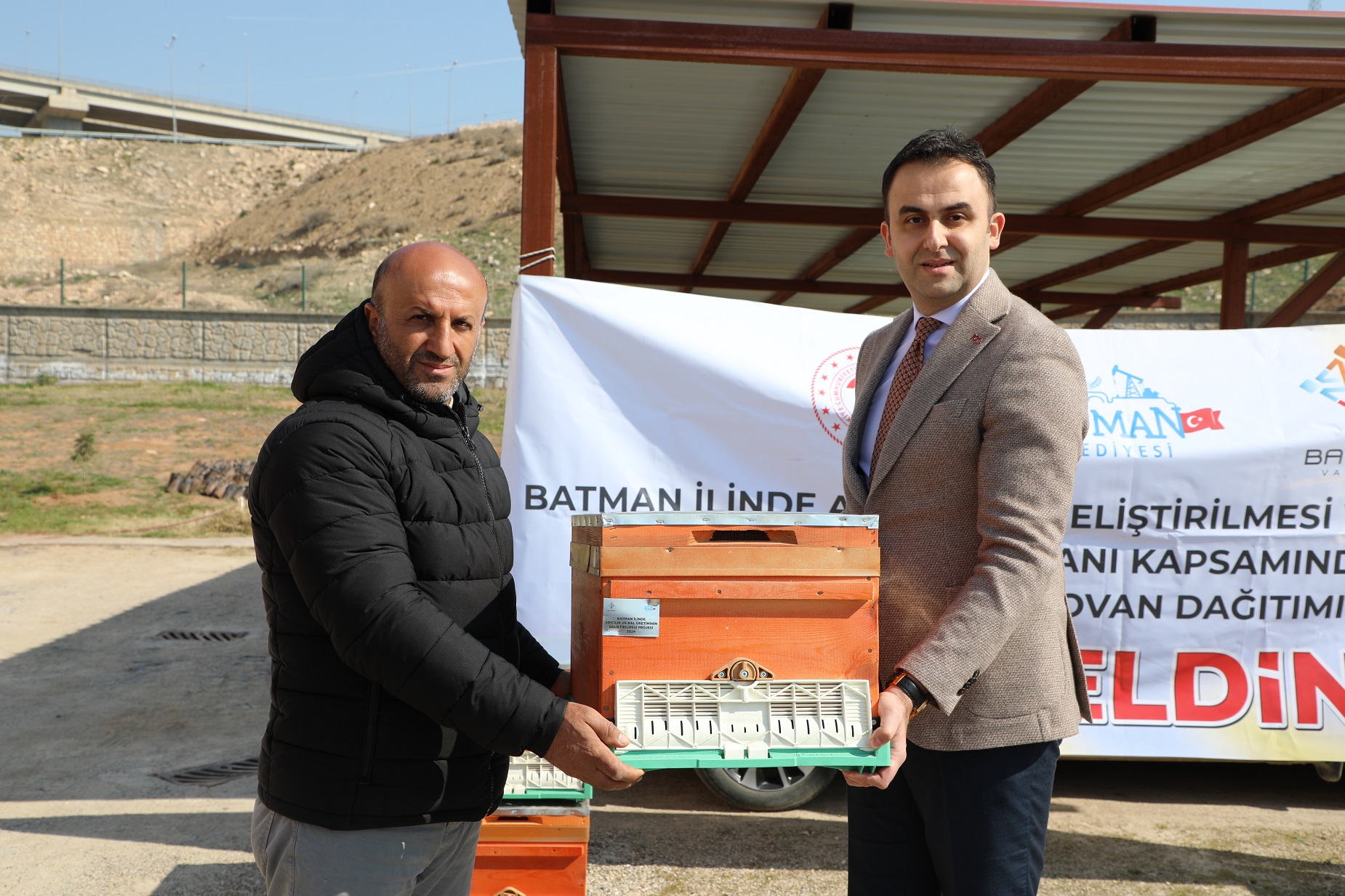 Arıcılara 50 adet kovan dağıtıldı