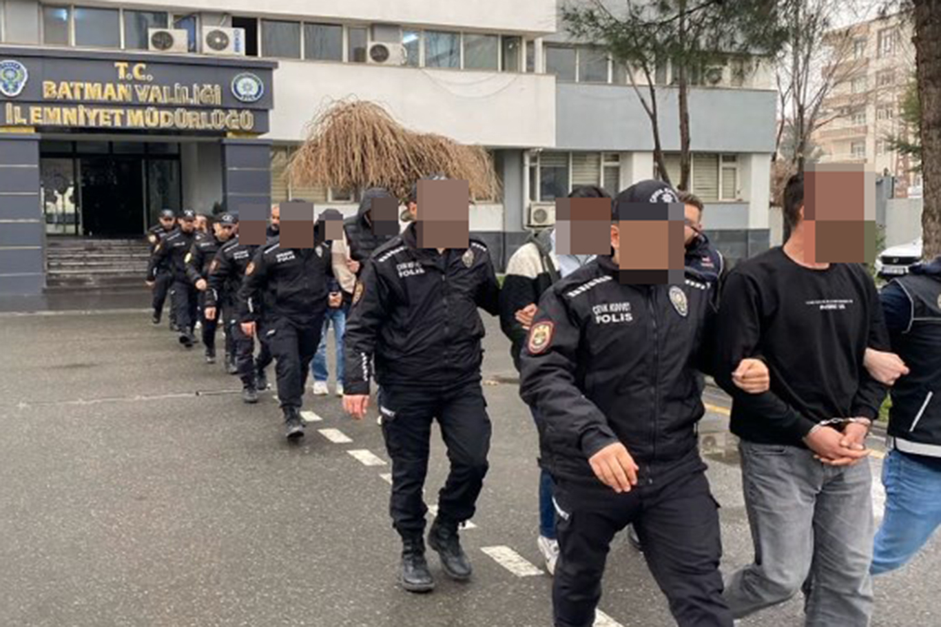 Batman’da uyuşturucu tacirlerine şafak operasyonu