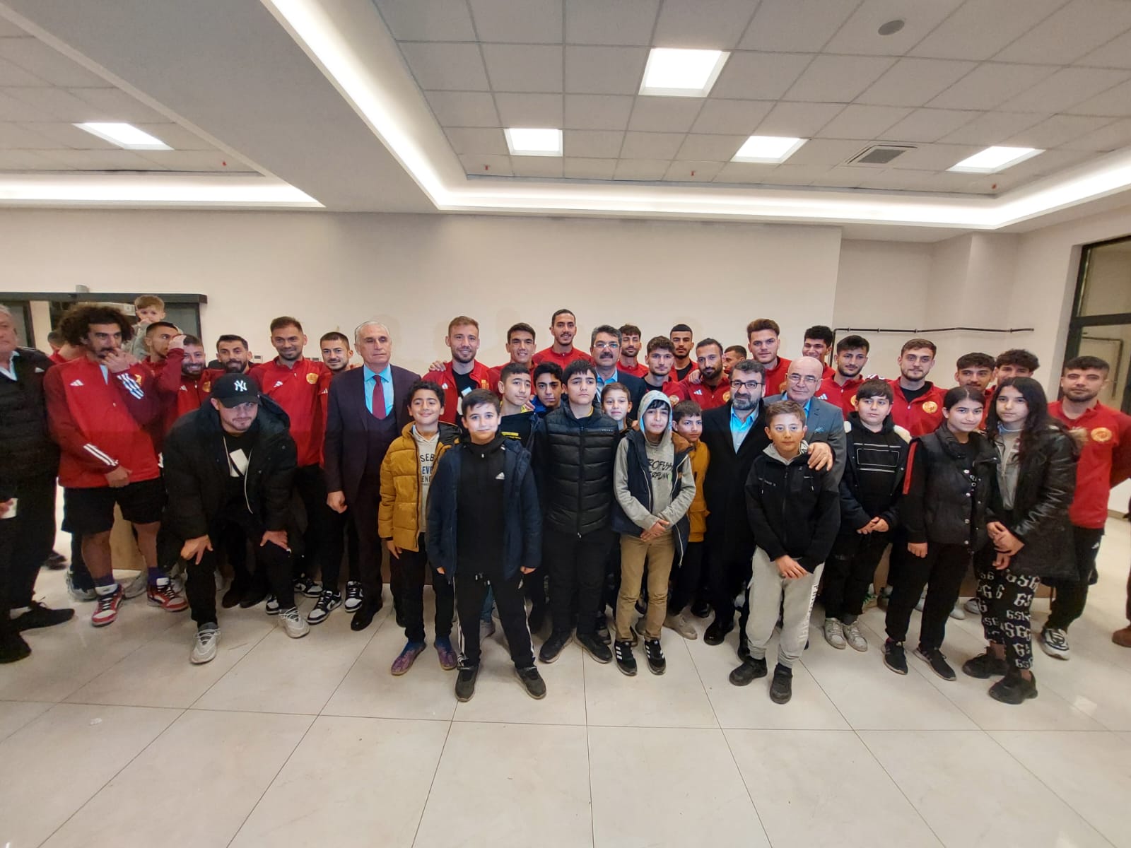 Nasıroğlu, futbolcularla bir araya geldi