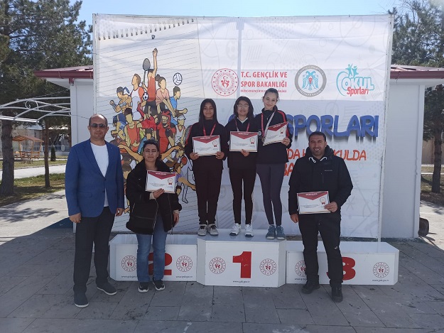 Atatürk Ortaokulu Teniste finale kaldı