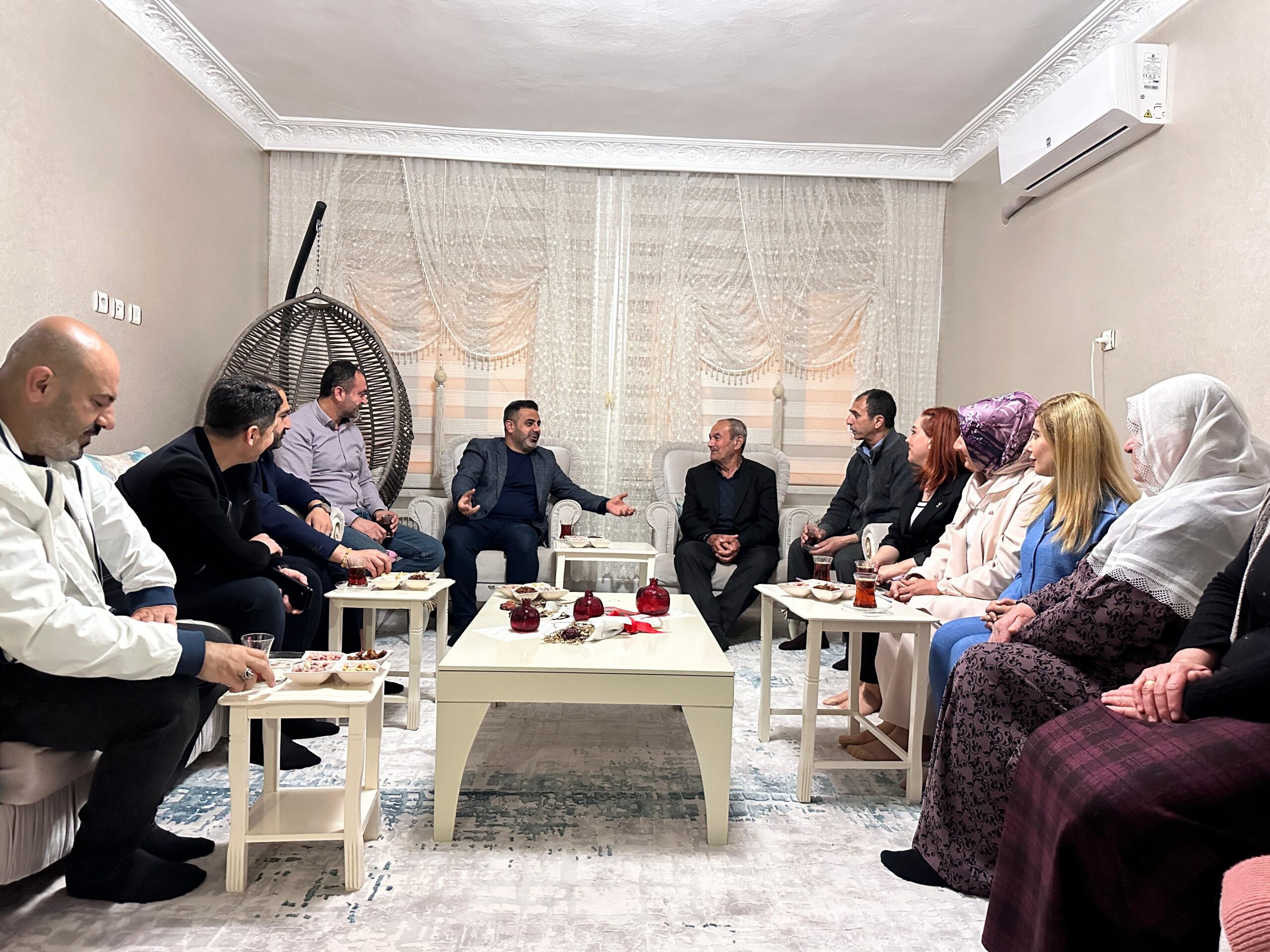 Başkan Çetin ve ekibinden ev ziyaretleri