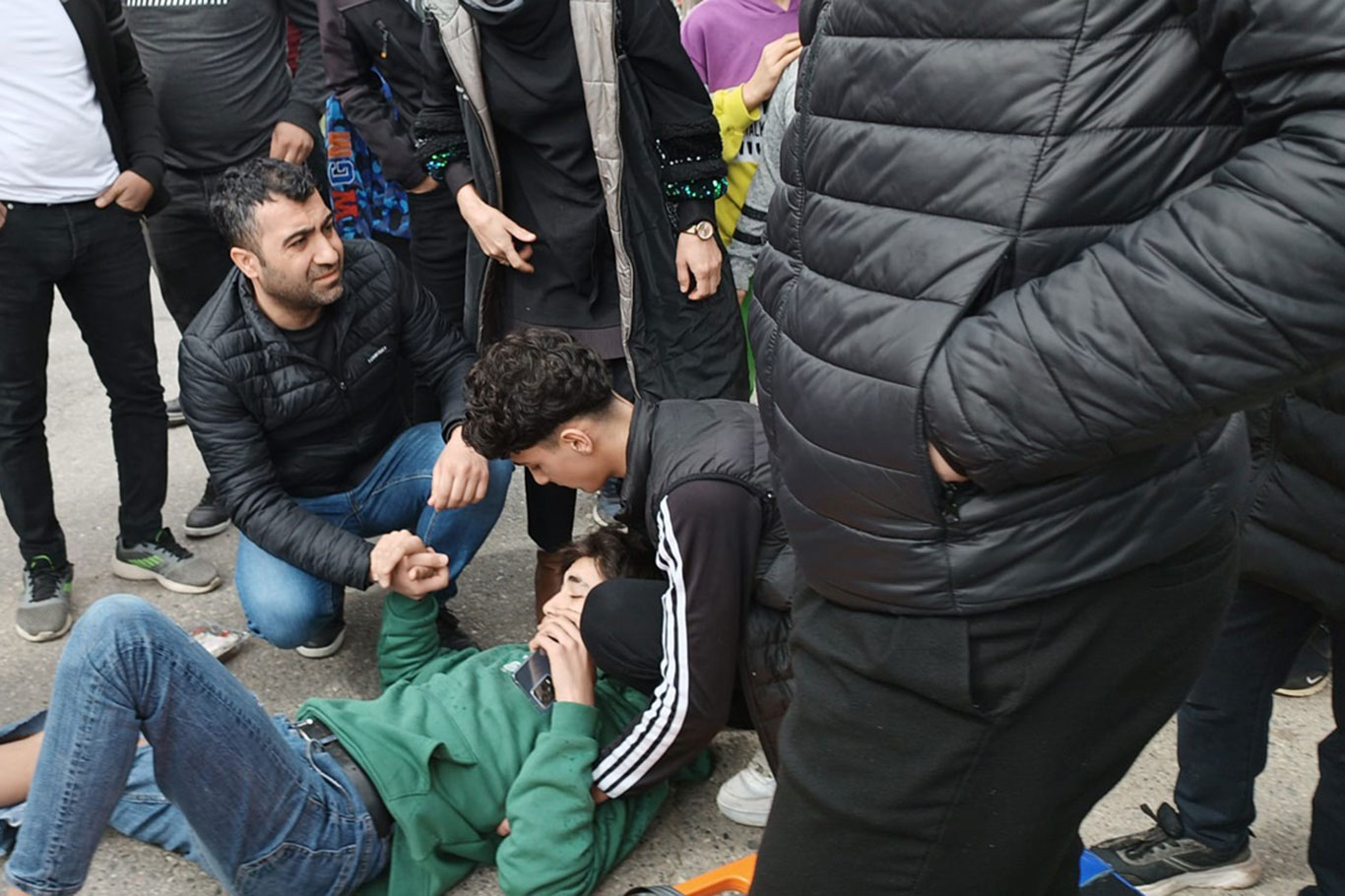 Seyir halindeki otomobile çarpan motosikletli yaralandı