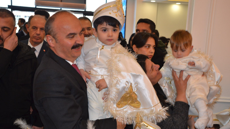 500 çocuk şölenle sünnet edildi