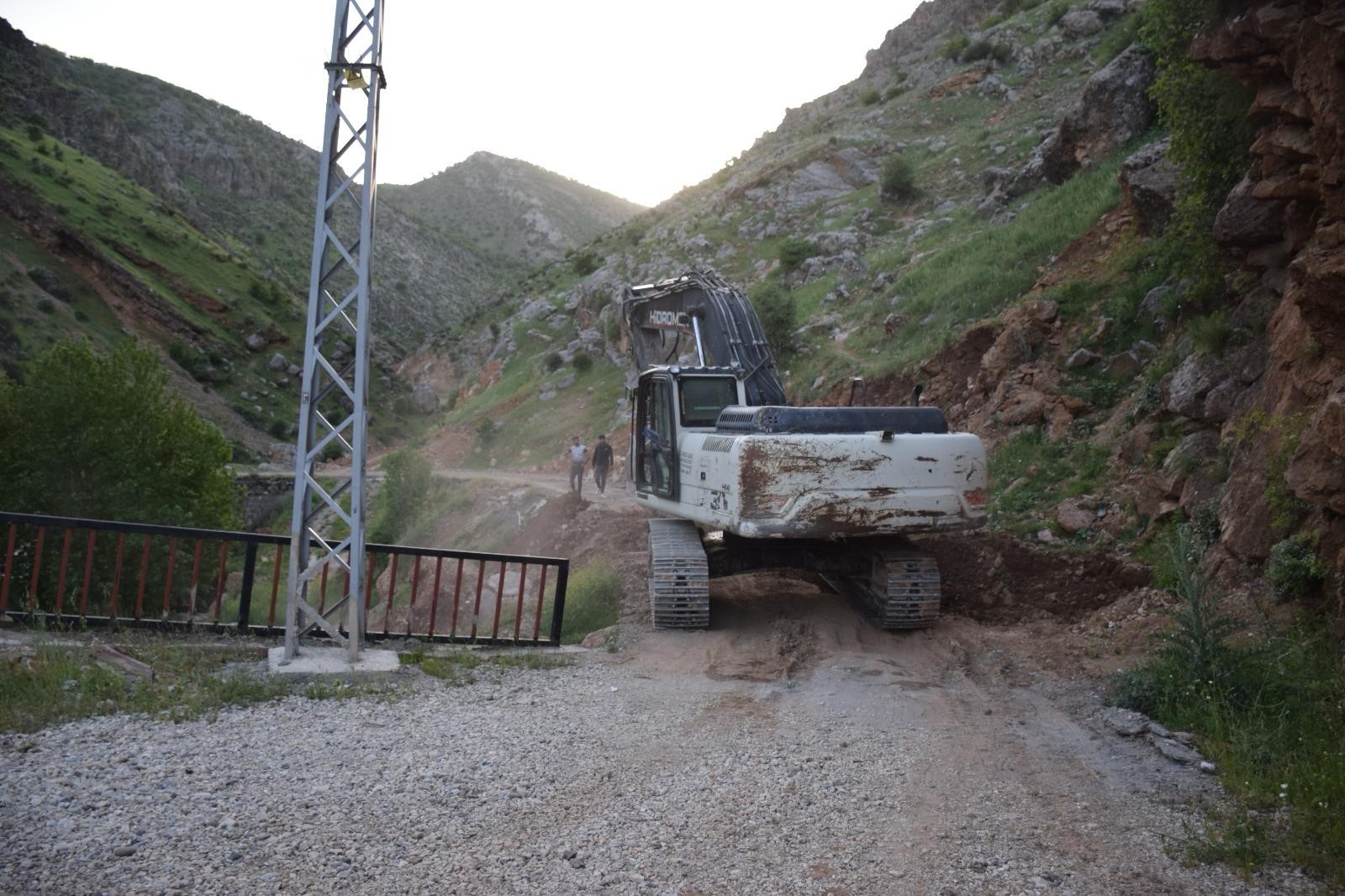 Kozluk’ta 2 köyü birbirine bağlayacak yolda çalışmalar başladı