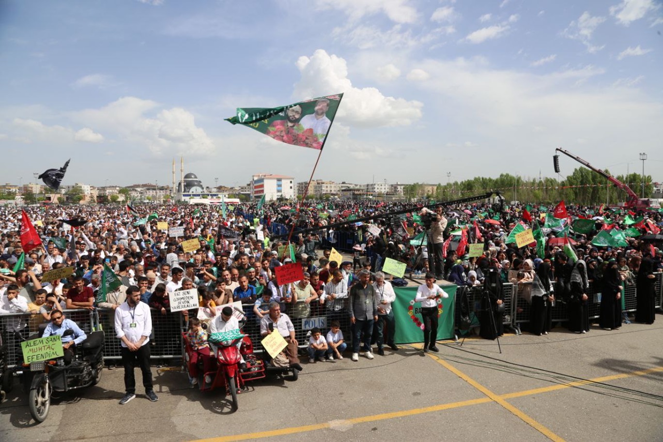 Mevlid-i Nebi etkinliğine on binler katıldı