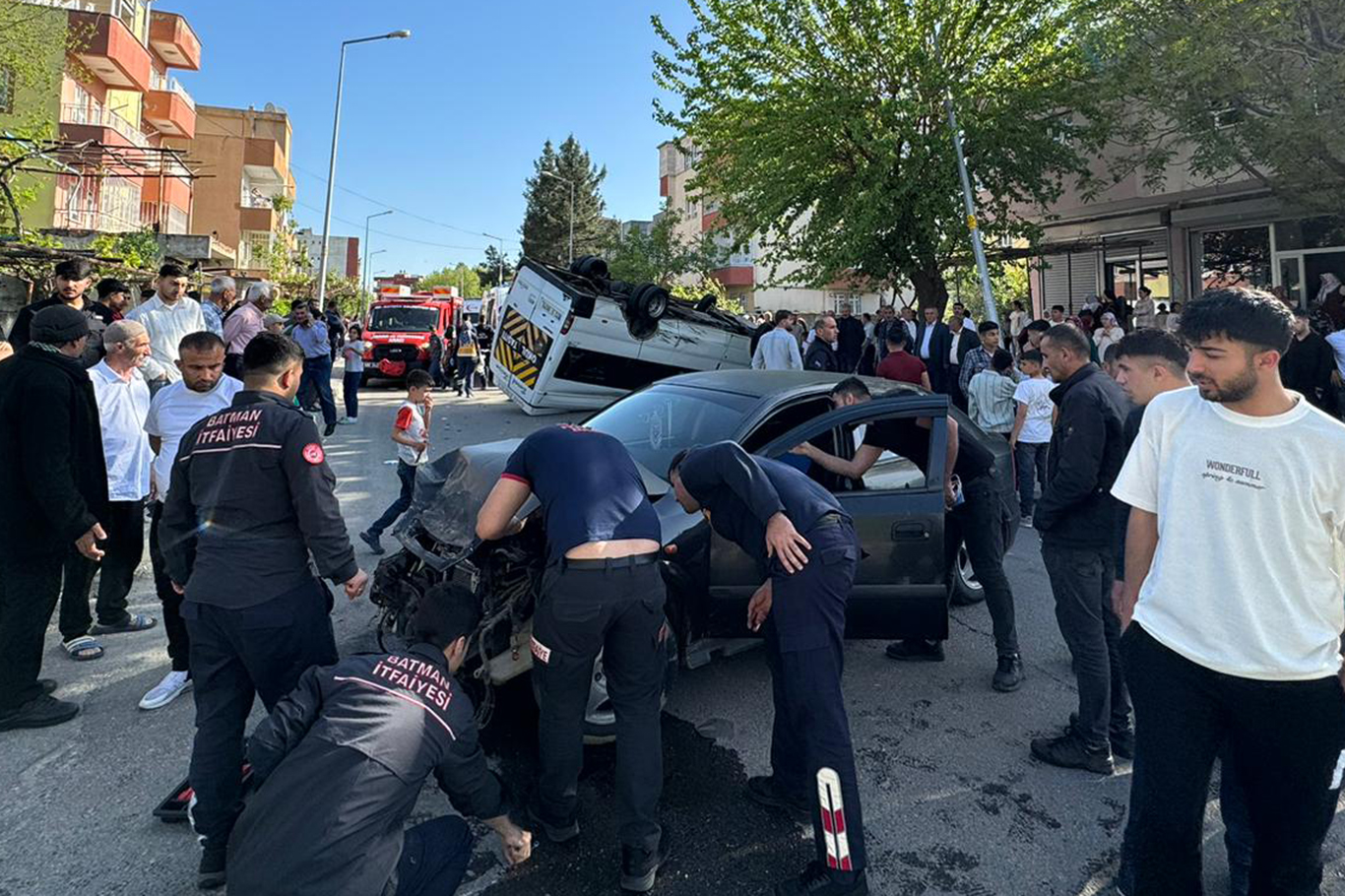 Minibüs ile otomobil çarpıştı: 3 yaralı