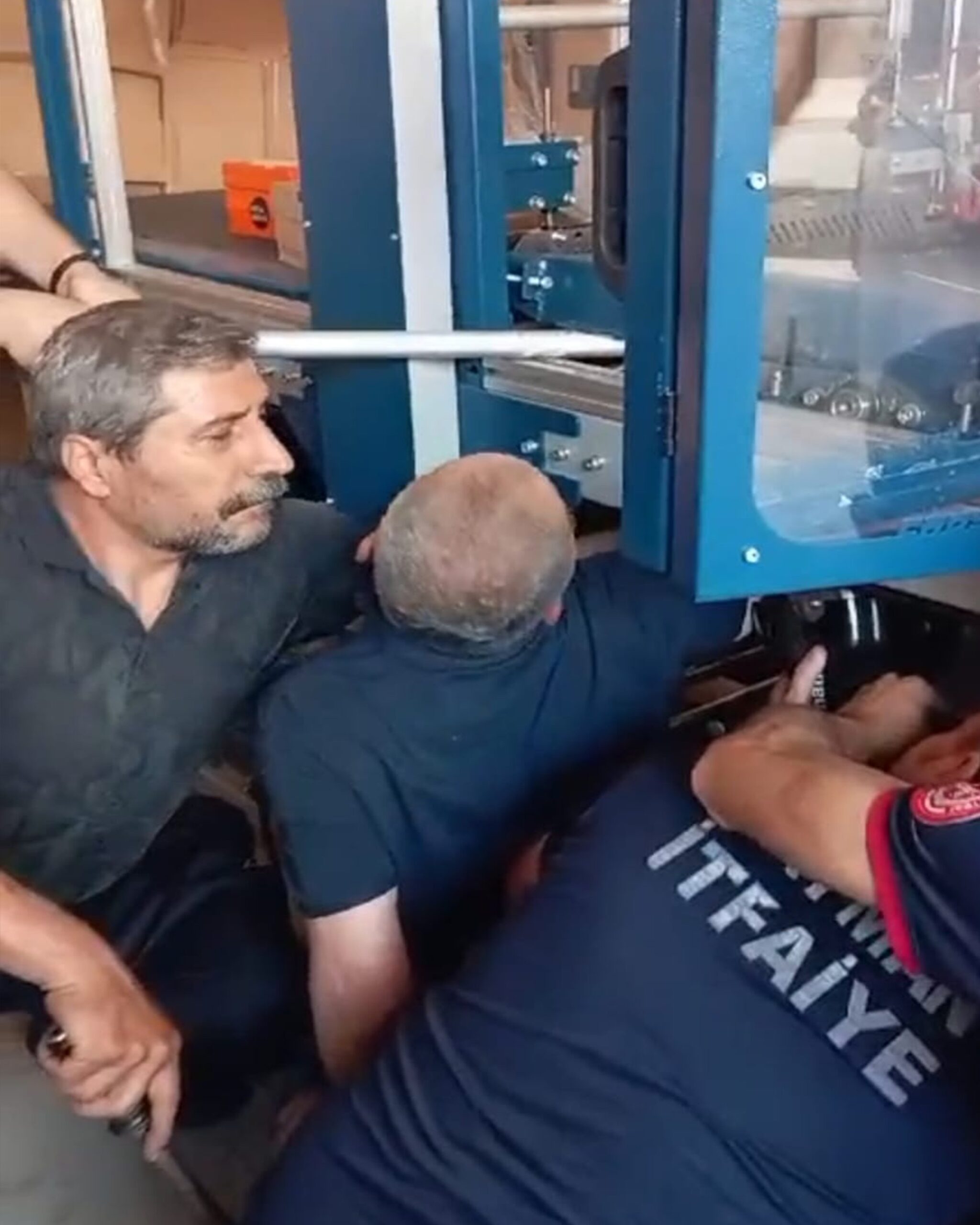 KOLU MAKİNEYE SIKIŞAN VATANDAŞ KURTARILDI