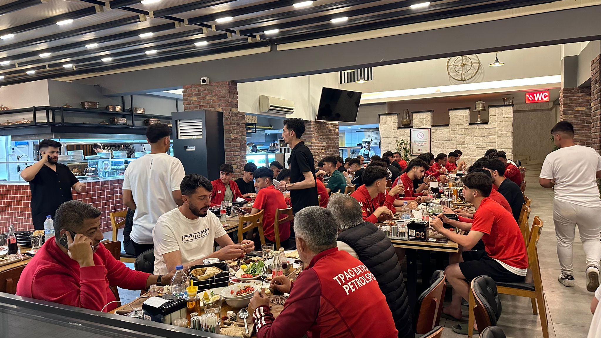 Bardakçı’dan Genç Petrolsporlulara Jest