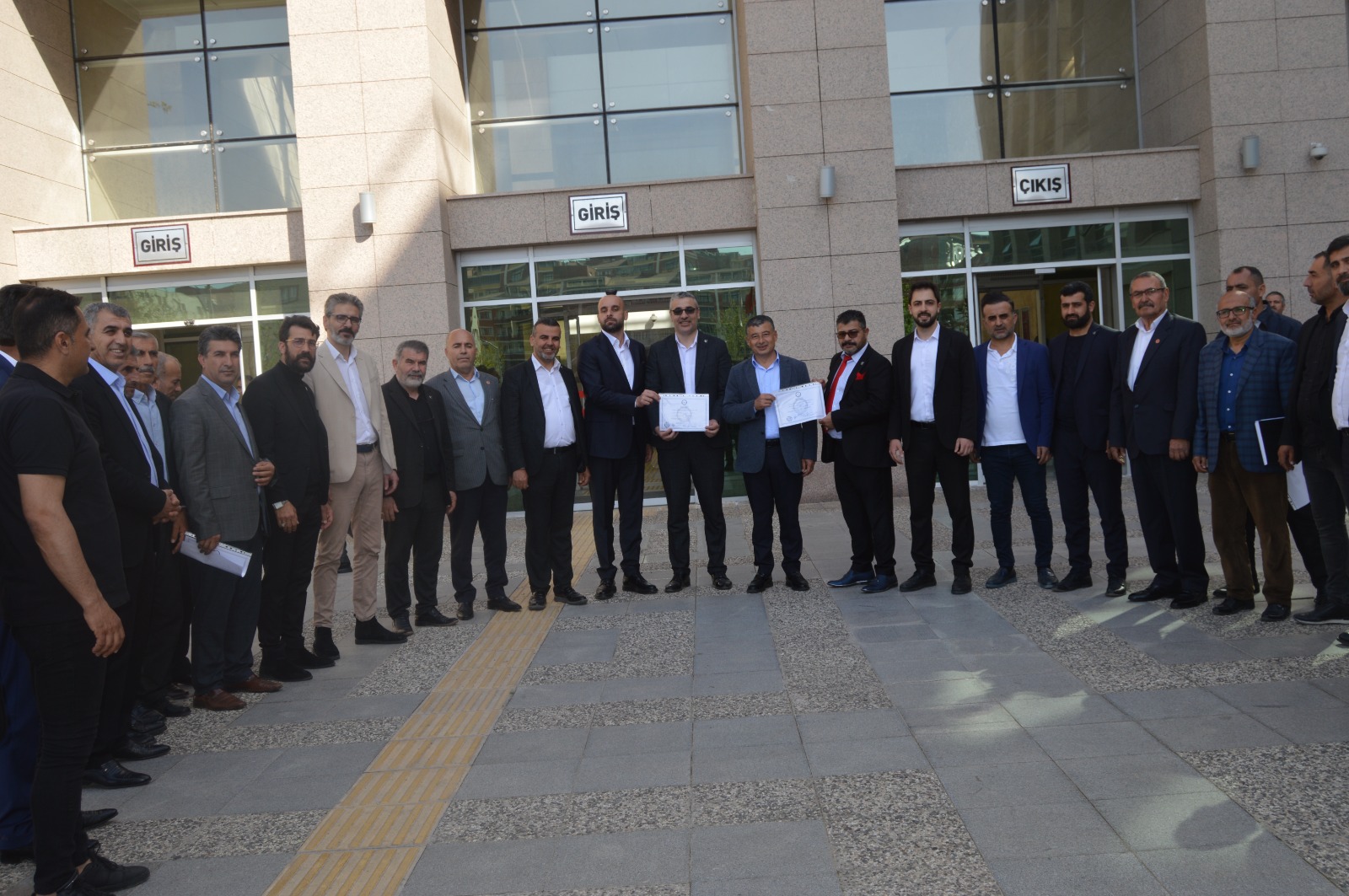 Yeniden Refah’ın iki başkanı mazbatalarını aldı