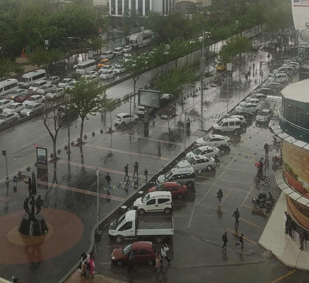 Kısa süreli yağış hayatı olumsuz etkiledi