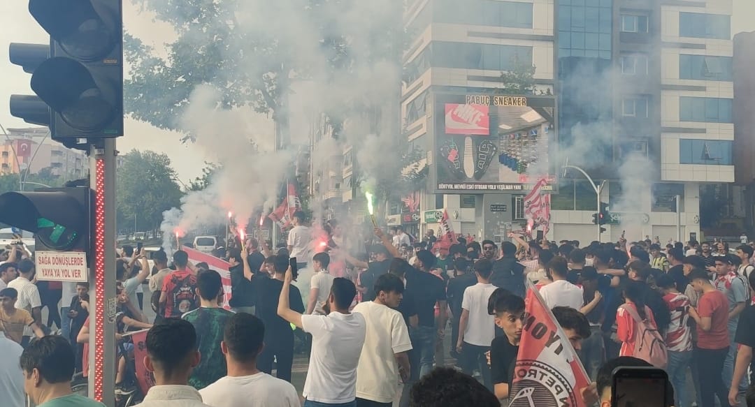 ŞEHİR KIRMIZI BEYAZA BOYANDI… ŞAMPİYON PETROL