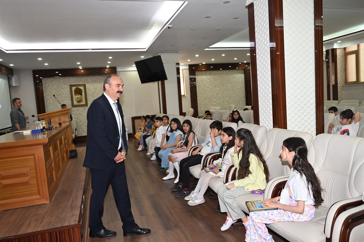 Vali Canalp, öğrencilere Hayat Bilgisi dersi verdi